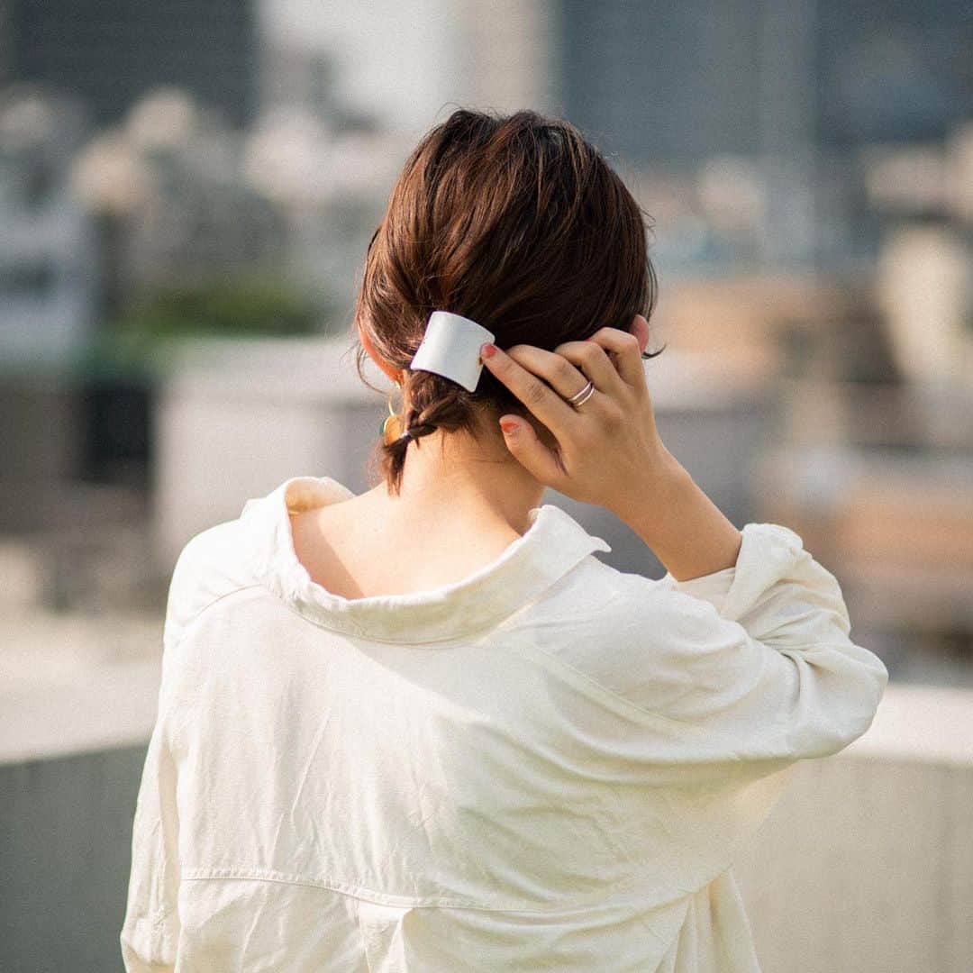 AngeBloomのインスタグラム：「【人気アイテム】 レザーポニーフック　White 品番：201014-1 ・ 2色買いも多い人気のアイテム ・ @angebloom_official  #angebloom #アンジェブルーム #ポニーフック #ポニーカフス #ヘアアクセサリー」