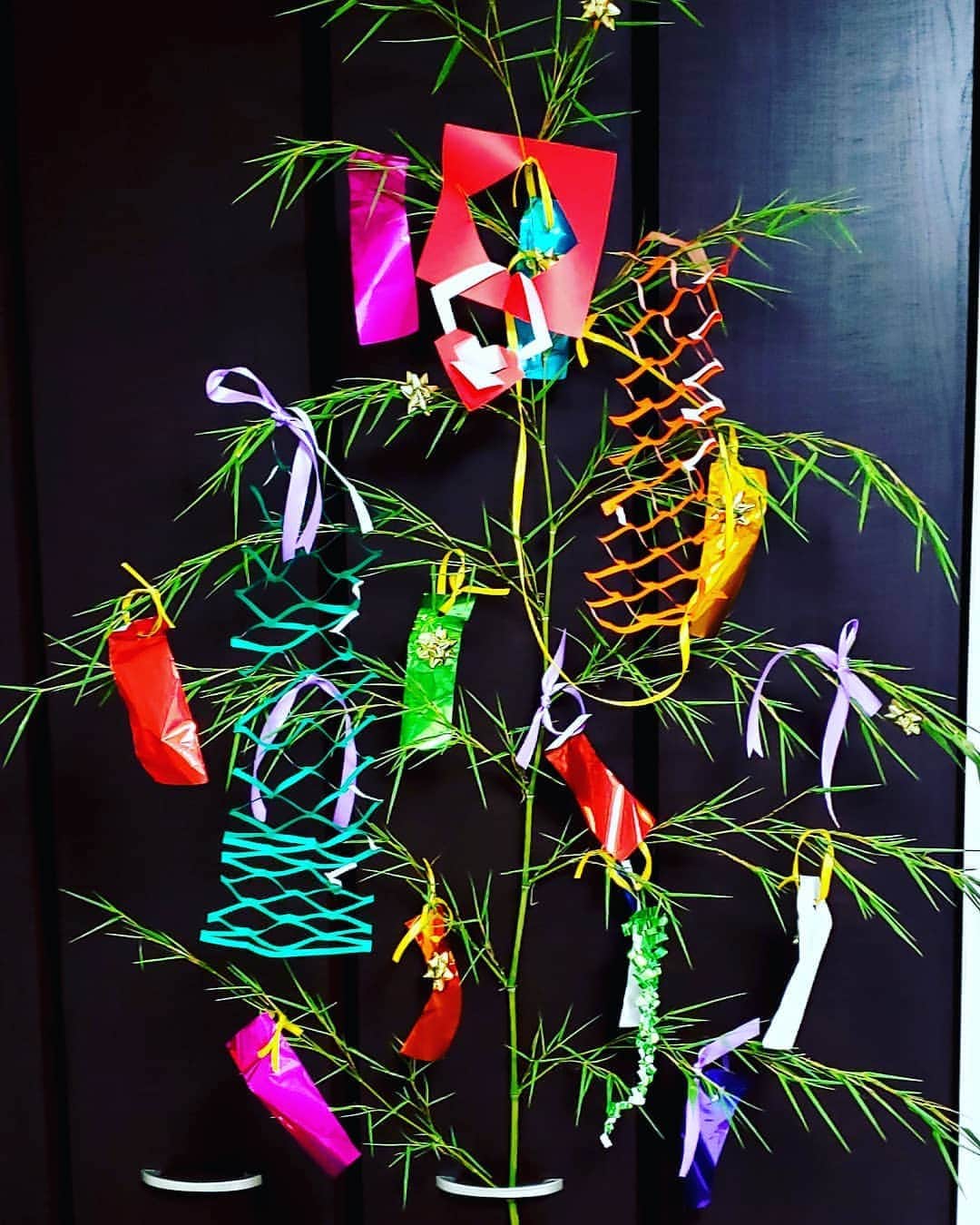 梅田陽子さんのインスタグラム写真 - (梅田陽子Instagram)「七夕🎋飾り。 折り紙に触れるなんて、久しぶり。こういう季節の行事は大切にしたいです。 とりあえず飾り付けする際は、クローゼットの持ち手にうまく支えてもらっています🤣  #七夕#🎋#たなばた#おりひめとひこぼし#願い#worship#tanabata #japan#我が家 #アナウンサー#キャスター#梅田陽子」7月3日 18時58分 - yokoumeda