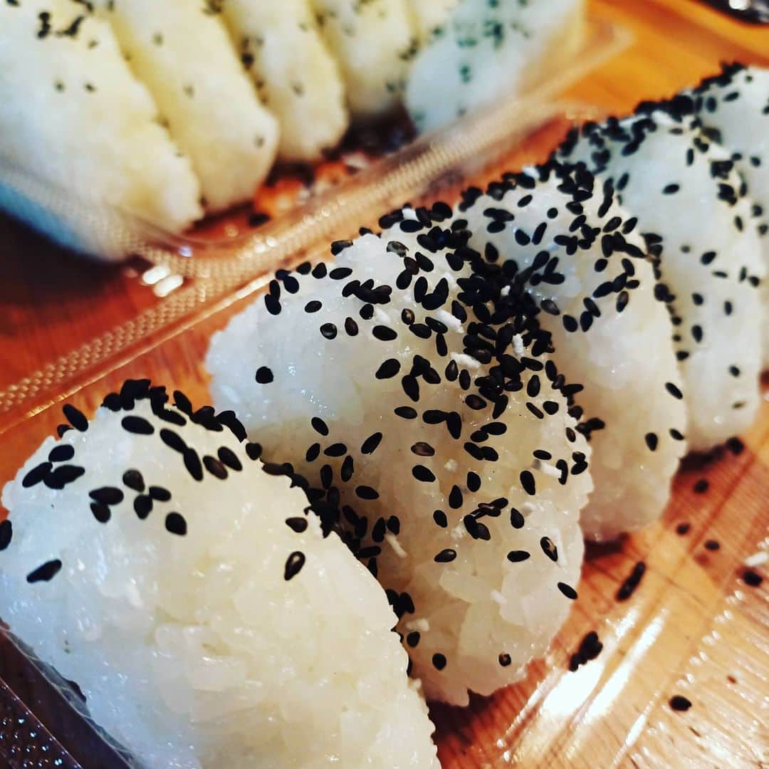 松本隆博のインスタグラム：「。 おにぎり完成！(^-^) このお米は兵庫県養父市 が誇る、ここでしか採れない 蛇紋岩米だ。 冷めても美味しいからおにぎり にピッタリ合うのだ(˙◁˙) …宅配にいてきまふ(^-^)  ～人生遊歩道～」