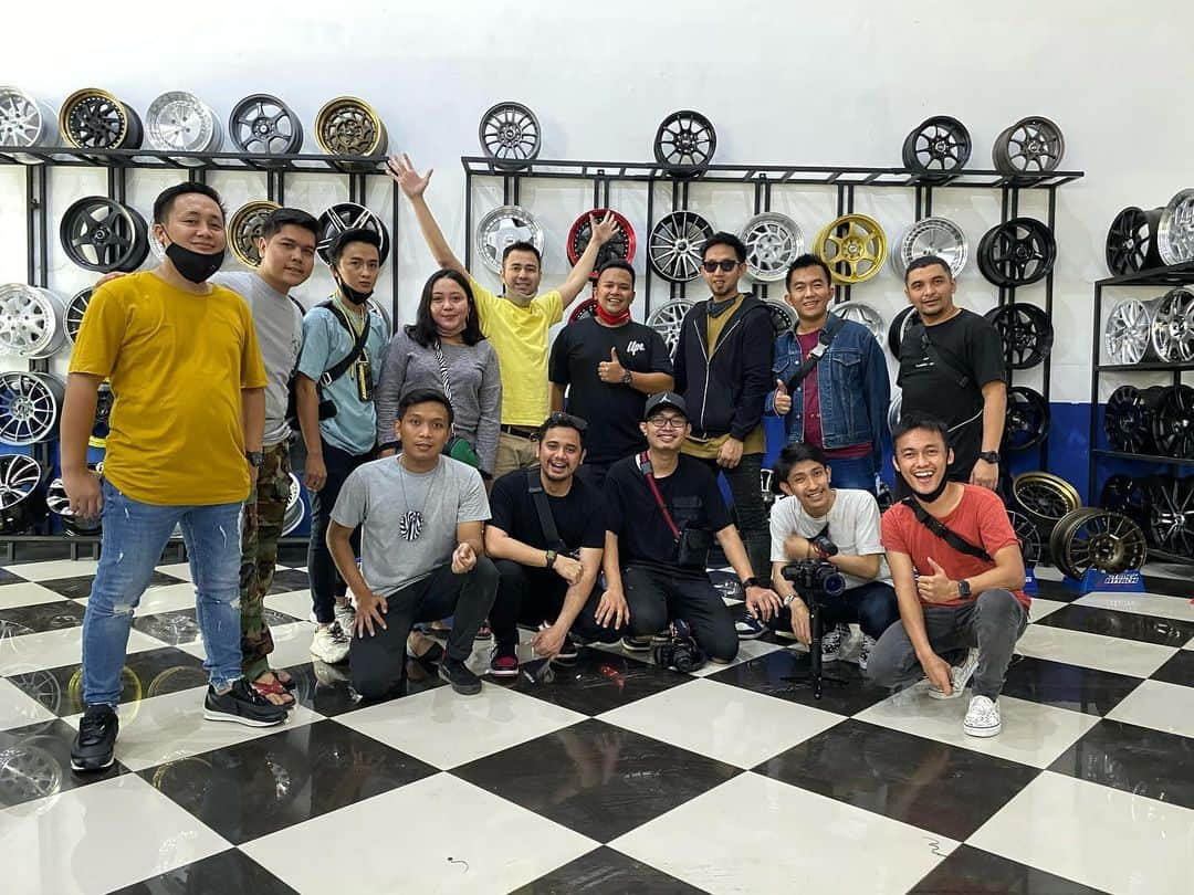 Raffi Ahmadさんのインスタグラム写真 - (Raffi AhmadInstagram)「GaNti VeLg dan Ban Semuanyaaaaa TIM RANS !!!!! Gokil !!!!!!!!! ⭐️ Pecahhhhhh abiezzzzzz !!!! siapa yang mau ???? hahahaa @hsr_wheel  @aldhyrais」7月3日 18時51分 - raffinagita1717