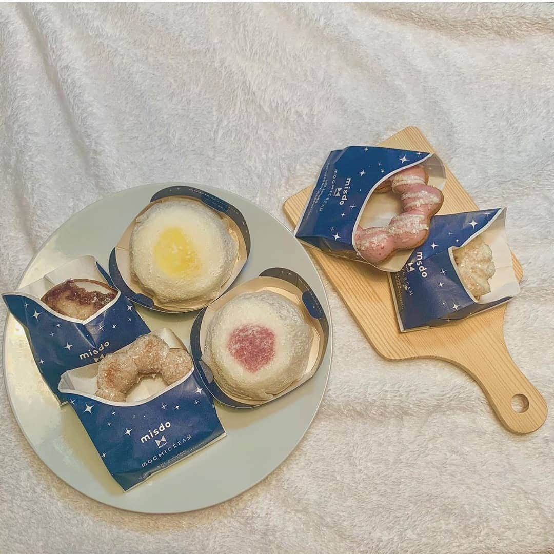 4meee!さんのインスタグラム写真 - (4meee!Instagram)「＼もちクリームドーナツコレクション🍩╱﻿﻿ ﻿﻿ 2020/07/03新発売のミスタードーナツ﻿ #もちクリームドーナツコレクション﻿ ﻿ 求肥と合わせて食べる不思議な食感🍩﻿ ひんやりひやして食べるのもおすすめ🥺﻿ ﻿ ﻿ .﻿ 大福ドーナツいちご ￥220﻿ 大福ドーナツレモン ￥220﻿ ポンデもちクリーム ￥160﻿ ポンデいちごもちクリーム ￥160﻿ レモンもちクリームフレンチ ￥160﻿ あずきもちシュー ￥160﻿ tax﻿ .﻿ ﻿ ﻿ ﻿﻿ ﻿❣️ ﻿Photo by　﻿﻿﻿ ﻿﻿﻿ ﻿﻿@_meegram_0312 ﻿﻿﻿ 流行りのアイテムやスポットには　@4meee_com をタグ付けして投稿してください🎀﻿﻿﻿ .﻿﻿﻿ #4MEEE#フォーミー#アラサー女子#女子力向上委員会﻿﻿﻿ ㅤㅤㅤ#ミスド #ミスドコラボ﻿ #misterdonut #mochicream﻿  #おうち時間 #おうちスイーツ #おうちカフェ #置き画くら部 #どーなつ #おうちごはん #カフェ #カフェ好きな人と繋がりたい #スイーツ #もちクリーム #コラボ #おうち時間向上委員会 #テイクアウト #chilltime #l4 #l4likes #fff﻿ ﻿ ﻿ ﻿ㅤ﻿﻿」7月3日 18時51分 - 4meee_com