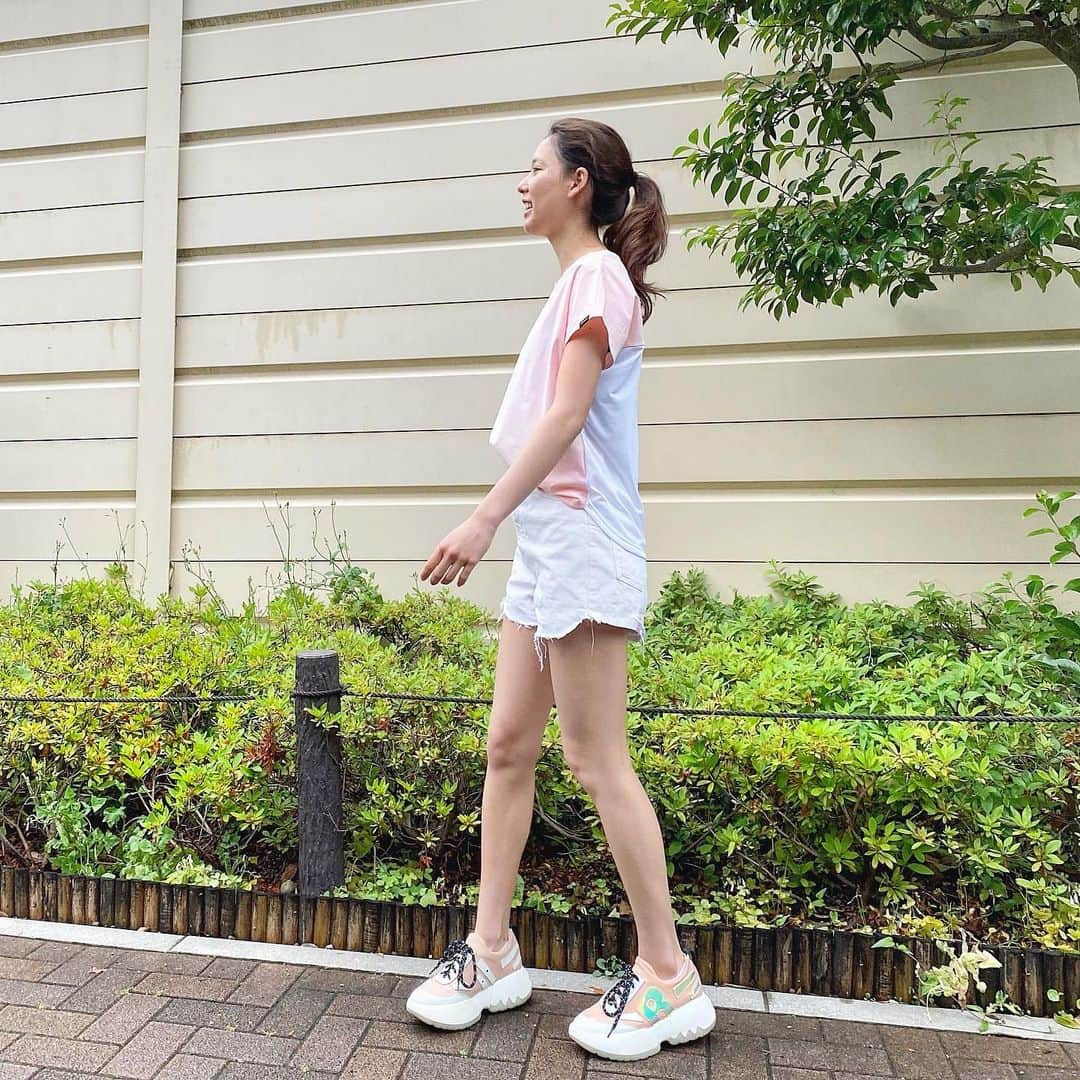 布川桃花さんのインスタグラム写真 - (布川桃花Instagram)「スポーティーな#momoka_fashion 💚 ﻿ 100g未満という驚きの軽量トップスは ﻿ @tigora_women のライトウエイトTシャツ🏃🏻‍♀️﻿ 着ていないみたいな軽さ🤣﻿ ﻿ トレーニングやスポーツの時も良いし﻿ 吸汗素材で90%以上のUVカット機能つきだから﻿ 屋外にいる時間が多いアウトドアシーンでも☝🏻﻿ ﻿ #tigora #tigora_women﻿ #ティゴラ #スポーツデポ #アルペン #PR」7月3日 18時52分 - momoka_fukawa