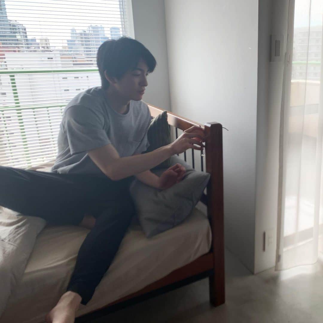 前田公輝ファースト写真集『Bright』【公式】のインスタグラム：「📸オフショット  寝起きシーン撮影中の１コマ。 実際にいつもメガネを置いている定位置を再現してくれました👓  #前田公輝  #前田公輝写真集 #Bright」
