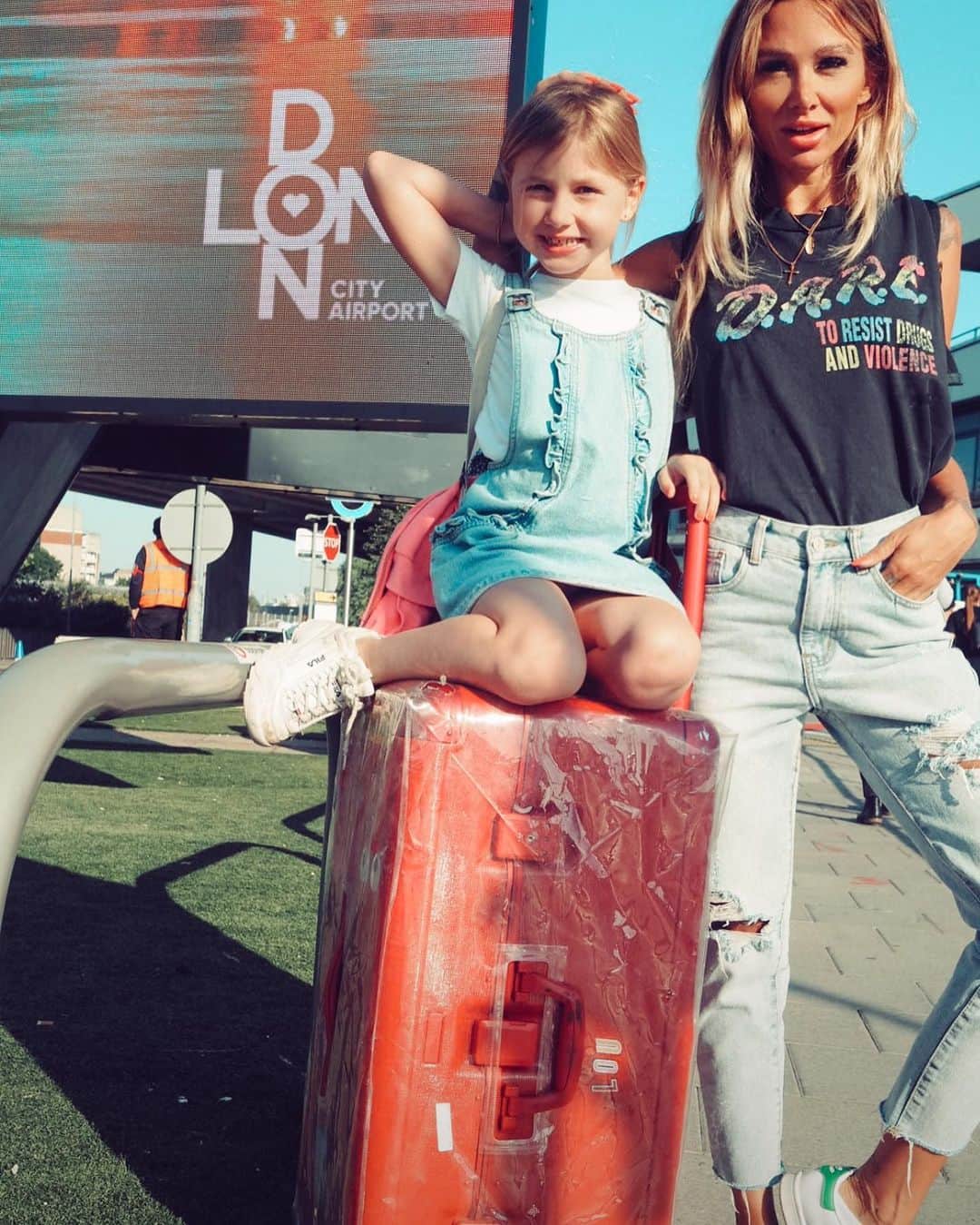 ルー・ティーズデールさんのインスタグラム写真 - (ルー・ティーズデールInstagram)「Ah TB Cannes with Lux a year ago today with @claireseurope 💚 (cutest lil photographer 🐭)」7月3日 18時53分 - louteasdale