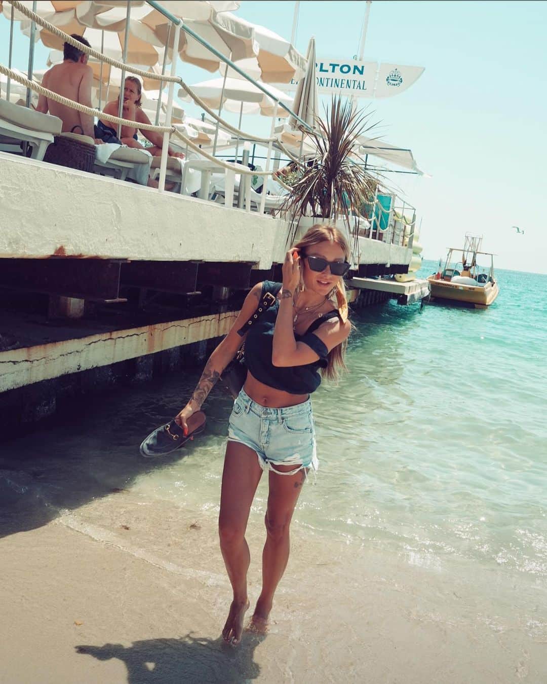 ルー・ティーズデールのインスタグラム：「Ah TB Cannes with Lux a year ago today with @claireseurope 💚 (cutest lil photographer 🐭)」