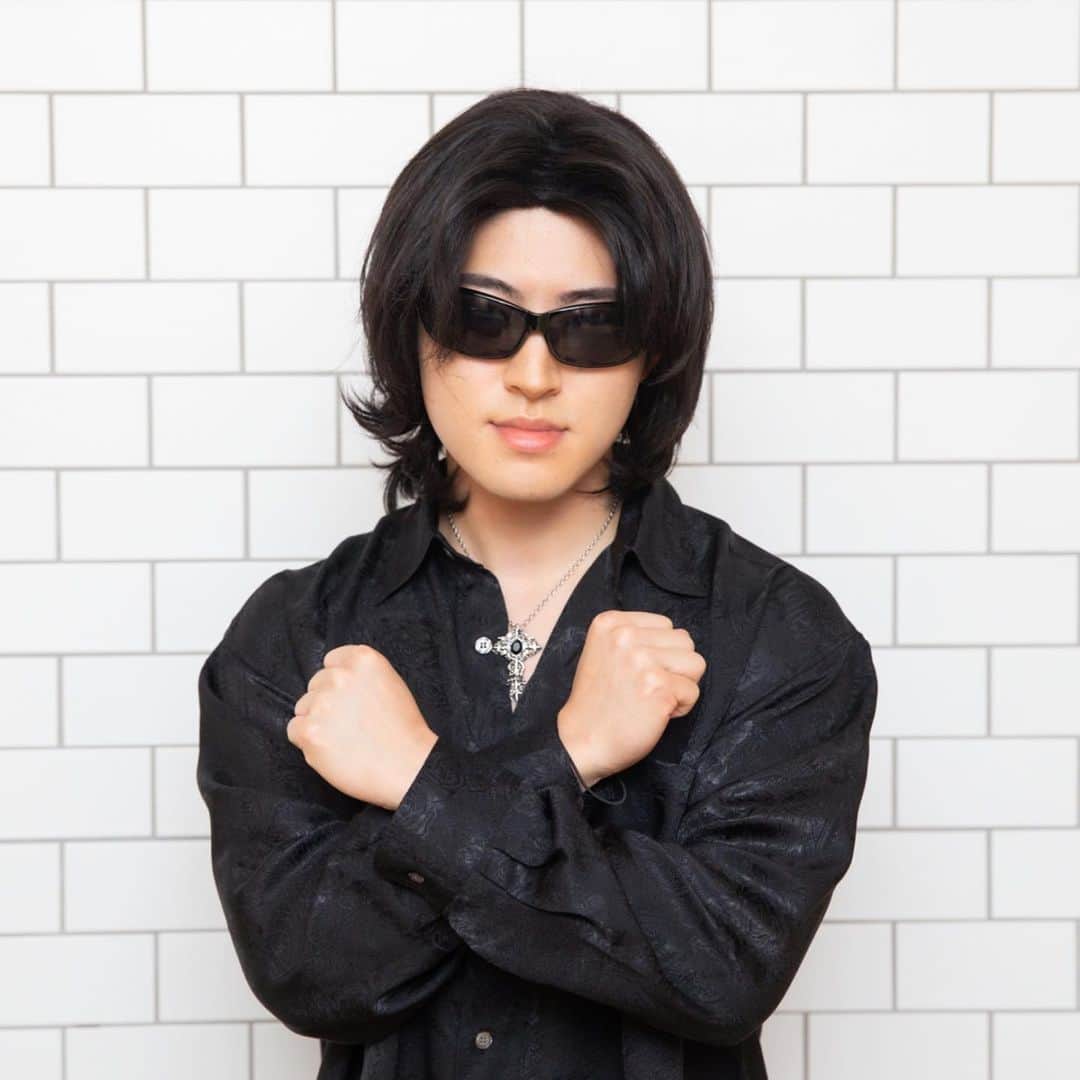 GENERATIONS高校TVのインスタグラム：「玲於が変装したのは X JAPAN ToshI🕶 じゃなくて…ToshIO！？🎤 . 歌は上手なのに普段の声量小さすぎ🤣 . 玲於のささやきボイス 全部聞こえた人、いる？🙋‍♀️ . 公式Twitter @gene_kou で検索🔍 ........................................................... #ABEMA #ジェネ高 #GENE高 #GENERATIONSfromEXILETRIBE #GENERATIONS  #GENE #ジェネレーションズ #ジェネ #ジェネ犬 #小森隼 #白濱亜嵐 #数原龍友 #中務裕太 #片寄涼太 #佐野玲於 #関口メンディー #隼 #亜嵐 #龍友 #裕太 #涼太 #玲於 #メンディー #XJAPAN #Toshl」