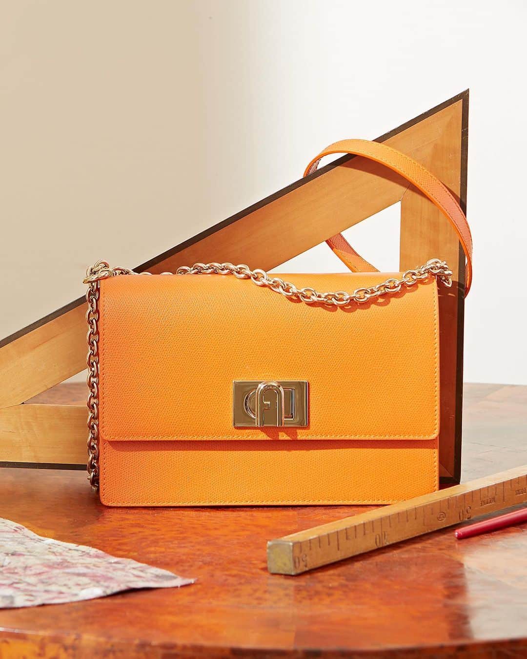 フルラのインスタグラム：「Taking innovation to its highest expression of style. Back to our roots, every bag is created to be a witness of our strong heritage.   #thefurlasociety #furlafeeling #newcollection #furla #accessories #fashion」