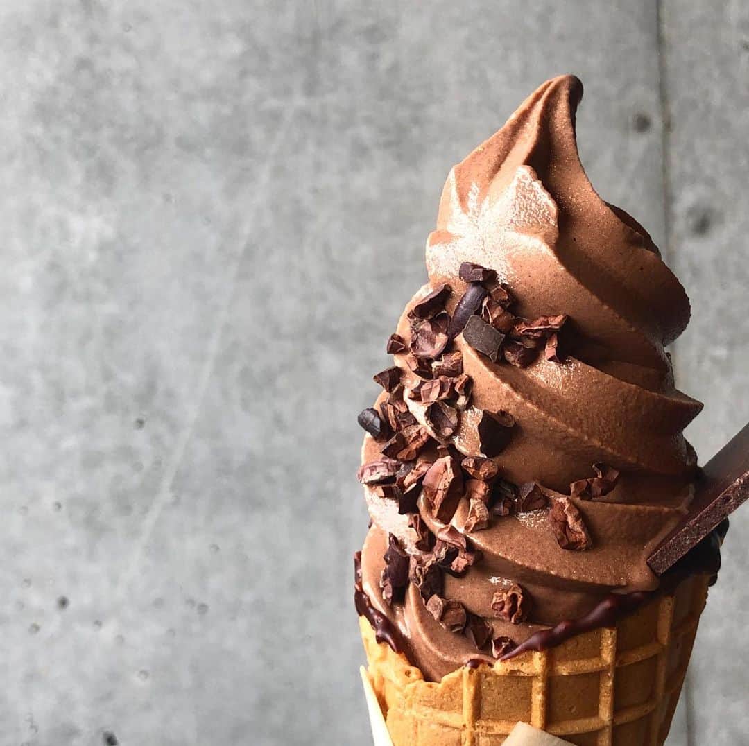 市川歩美さんのインスタグラム写真 - (市川歩美Instagram)「今日7/3はソフトクリームの日なんですって🤎 写真は「クラフトチョコレートワークス」（東京・三宿）のソフトクリームです。（すごく好き）  All Aboutのチョコレートソフトクリーム記事、是非読んでくださいねー🤎（ストーリーでリンクします）  #ilovechocolate  #chocolat #chocolatelovers  #chocolate #チョコレート #チョコレート大好き #チョコレート好き #ショコラ #チョコレート好きと繋がりたい #チョコレートケーキ #カカオ #cacao #chocolatebonbons #チョコレートソフトクリーム #夏チョコ #クラフトチョコレートワークス #craftchocolateworks #三宿 #クラフトチョコレート #craftchocolate」7月3日 19時08分 - ayumichocolat