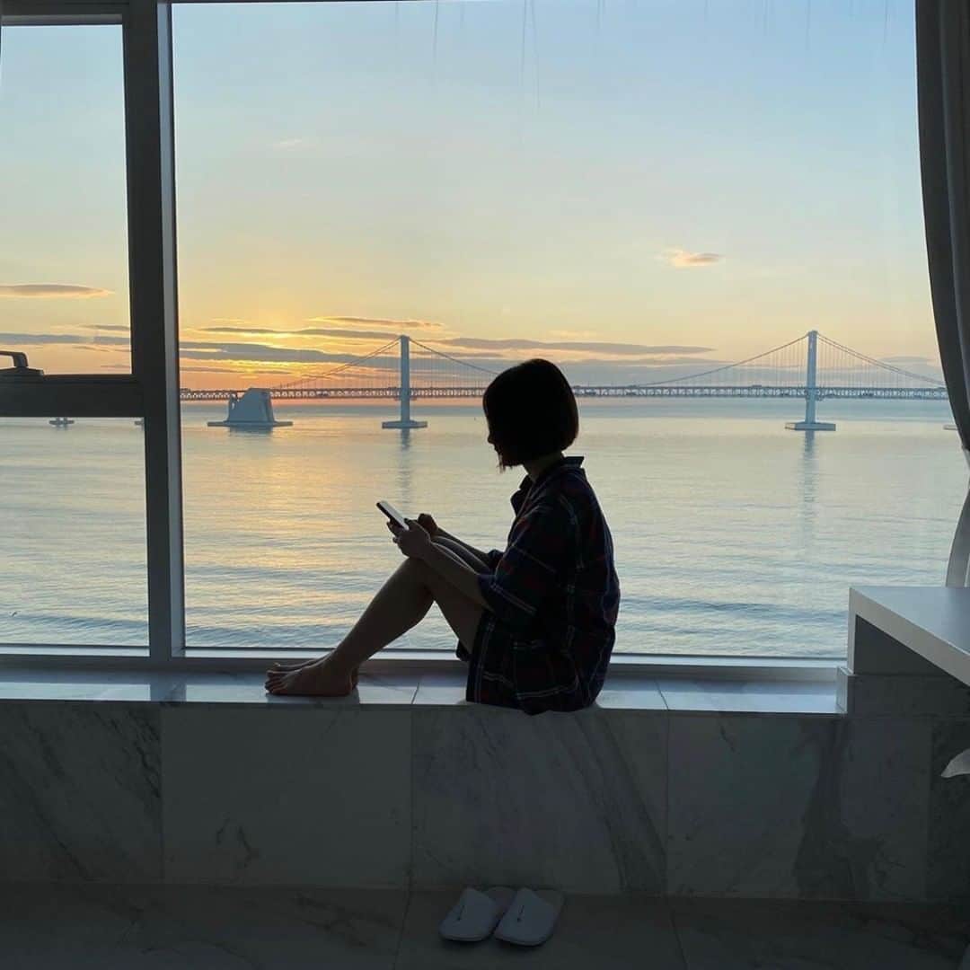 MOVE / ムーブさんのインスタグラム写真 - (MOVE / ムーブInstagram)「❁ ┈┈┈┈┈┈┈┈┈┈┈┈┈┈┈  インスタで話題の「天国の階段」  ここでの写真はSNS映えすること間違いなし！   白で統一されたシンプルなホテルの内装も韓国っぽくてとってもおしゃれで、備えつけのパジャマが可愛いのも推しポイント💕  韓国の釜山にある、人気デザイナーズホテル『Hotel1』 海外旅行ができるようになったら一度は訪れてほしいスポットの1つです✨  Photo by @jemappelle_mio @7stagram_ @btm.plus @_yuribo_ @marokorea_  MiLKではみなさんからのお写真を募集しています♡  @milk_magazine_ を付けて投稿してね♡  ┈┈┈┈┈┈┈┈┈┈┈┈┈┈┈  #hotel1 #busankorea #busantravel #韓国旅行 #釜山旅行 #韓国 #釜山 #釜山女子旅 #韓国観光 #韓国女子旅 #koreatrip #busantrip #korea #busan #travelphotography #tabijyomap_korea #genic_korea #retrip_korea #genic_mag #cococamera部 #広安里 #広安里ホテル #広安里ビーチ」7月3日 19時00分 - milkmag_official