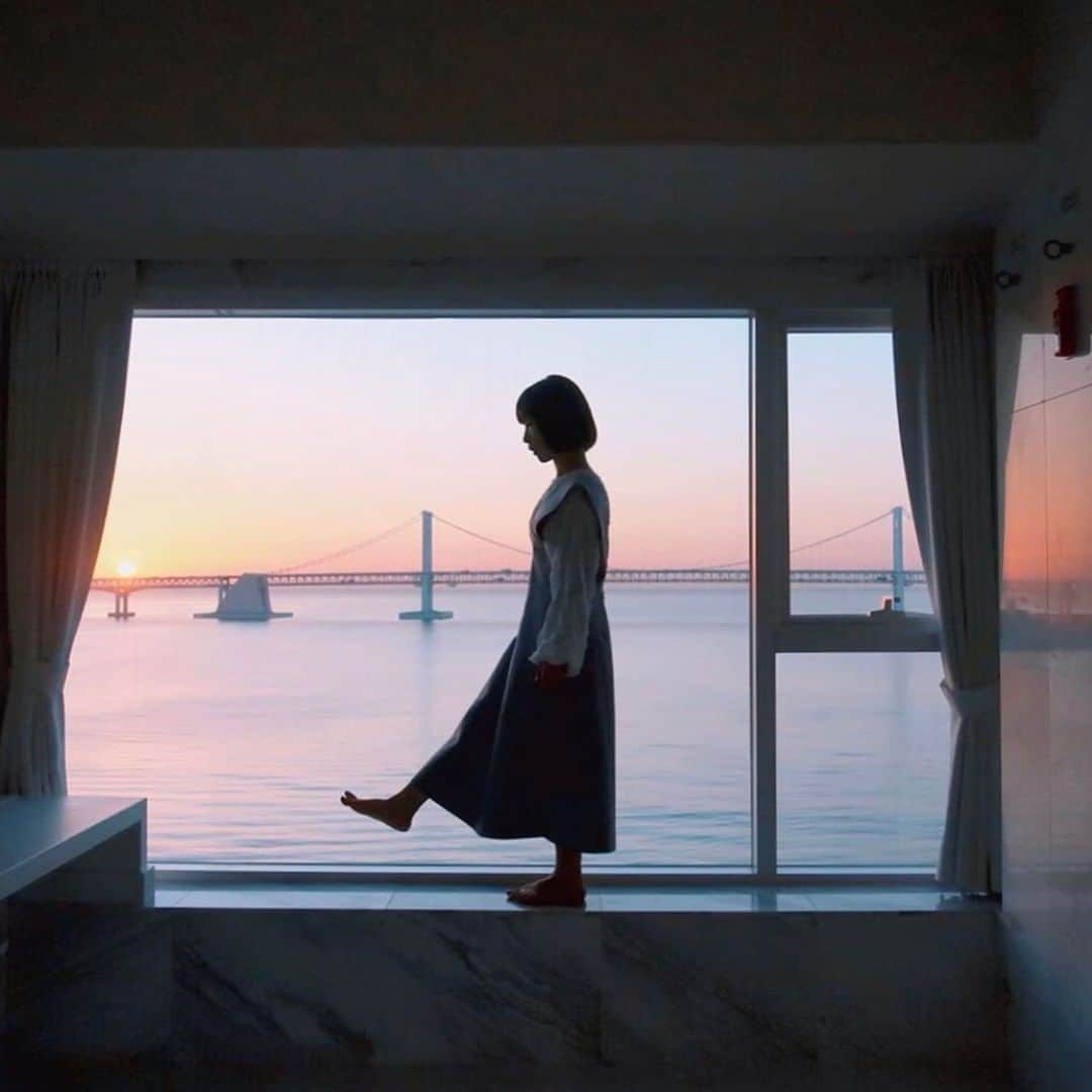 MOVE / ムーブさんのインスタグラム写真 - (MOVE / ムーブInstagram)「❁ ┈┈┈┈┈┈┈┈┈┈┈┈┈┈┈  インスタで話題の「天国の階段」  ここでの写真はSNS映えすること間違いなし！   白で統一されたシンプルなホテルの内装も韓国っぽくてとってもおしゃれで、備えつけのパジャマが可愛いのも推しポイント💕  韓国の釜山にある、人気デザイナーズホテル『Hotel1』 海外旅行ができるようになったら一度は訪れてほしいスポットの1つです✨  Photo by @jemappelle_mio @7stagram_ @btm.plus @_yuribo_ @marokorea_  MiLKではみなさんからのお写真を募集しています♡  @milk_magazine_ を付けて投稿してね♡  ┈┈┈┈┈┈┈┈┈┈┈┈┈┈┈  #hotel1 #busankorea #busantravel #韓国旅行 #釜山旅行 #韓国 #釜山 #釜山女子旅 #韓国観光 #韓国女子旅 #koreatrip #busantrip #korea #busan #travelphotography #tabijyomap_korea #genic_korea #retrip_korea #genic_mag #cococamera部 #広安里 #広安里ホテル #広安里ビーチ」7月3日 19時00分 - milkmag_official