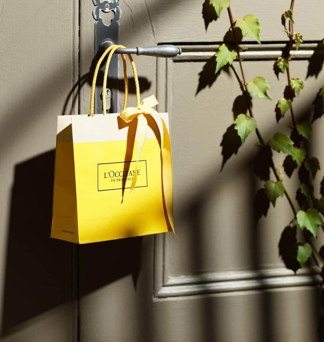 のインスタグラム：「L’Occitane has never used plastic bags in its boutiques, always preferring an eco-friendly paper option. For us, it’s small steps like these that can make a big difference in the long run, and why we’ve based our plan of action on 3 pillars: reduce, recycle, react! #LOccitane #NotJustABrand #PeoplePlanetProduct #Reduce #Recycle #React #Ecofriendly #Environmental #Nature #provence」