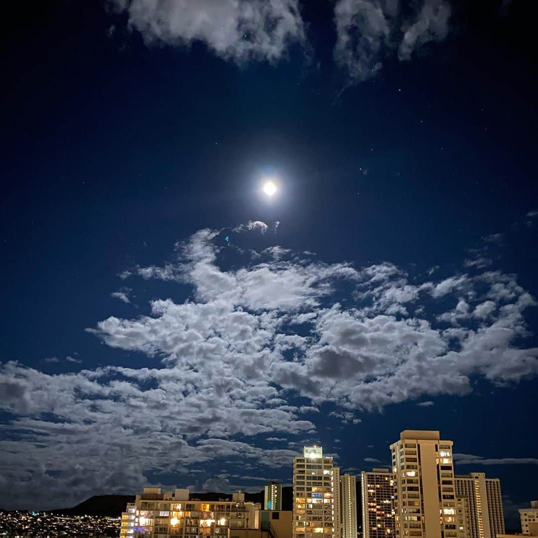 Lilly and Emmaさんのインスタグラム写真 - (Lilly and EmmaInstagram)「. Have a good weekend✨ . #lillyandemma #hawaii #feelaloha #luckywelivehi #luckyliveinhawaii #instagood #photooftheday #love #happy #moon #star #aloha #iphone11pro #リリエマ #ハワイ #月 #星 #ハワイ好き #ハワイ好きな人と繋がりたい」7月3日 19時02分 - lilly_emma_hawaii