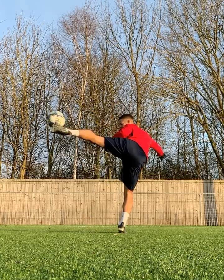F2Freestylersのインスタグラム：「The Dizzy Akka ⚽️🤩💫」