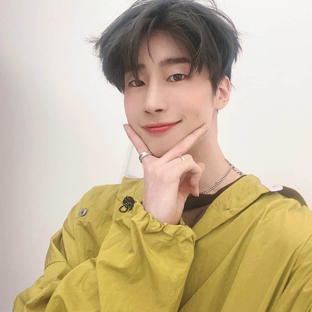 Victonさんのインスタグラム写真 - (VictonInstagram)「[V_V] #VICTON_Staff_VIEW #Self_camera🤳 @ BEAUTY+ Magazine Behind📸 - 우야와 함께한 뷰티쁠 7월호🤍 [우야의 시그니처 포즈 쁘이!] - #VICTON #한승우 #beautyplmagazine」7月3日 19時08分 - victon1109