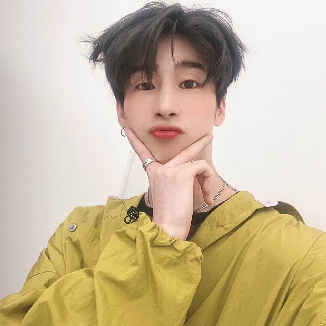 Victonさんのインスタグラム写真 - (VictonInstagram)「[V_V] #VICTON_Staff_VIEW #Self_camera🤳 @ BEAUTY+ Magazine Behind📸 - 우야와 함께한 뷰티쁠 7월호🤍 [우야의 시그니처 포즈 쁘이!] - #VICTON #한승우 #beautyplmagazine」7月3日 19時08分 - victon1109