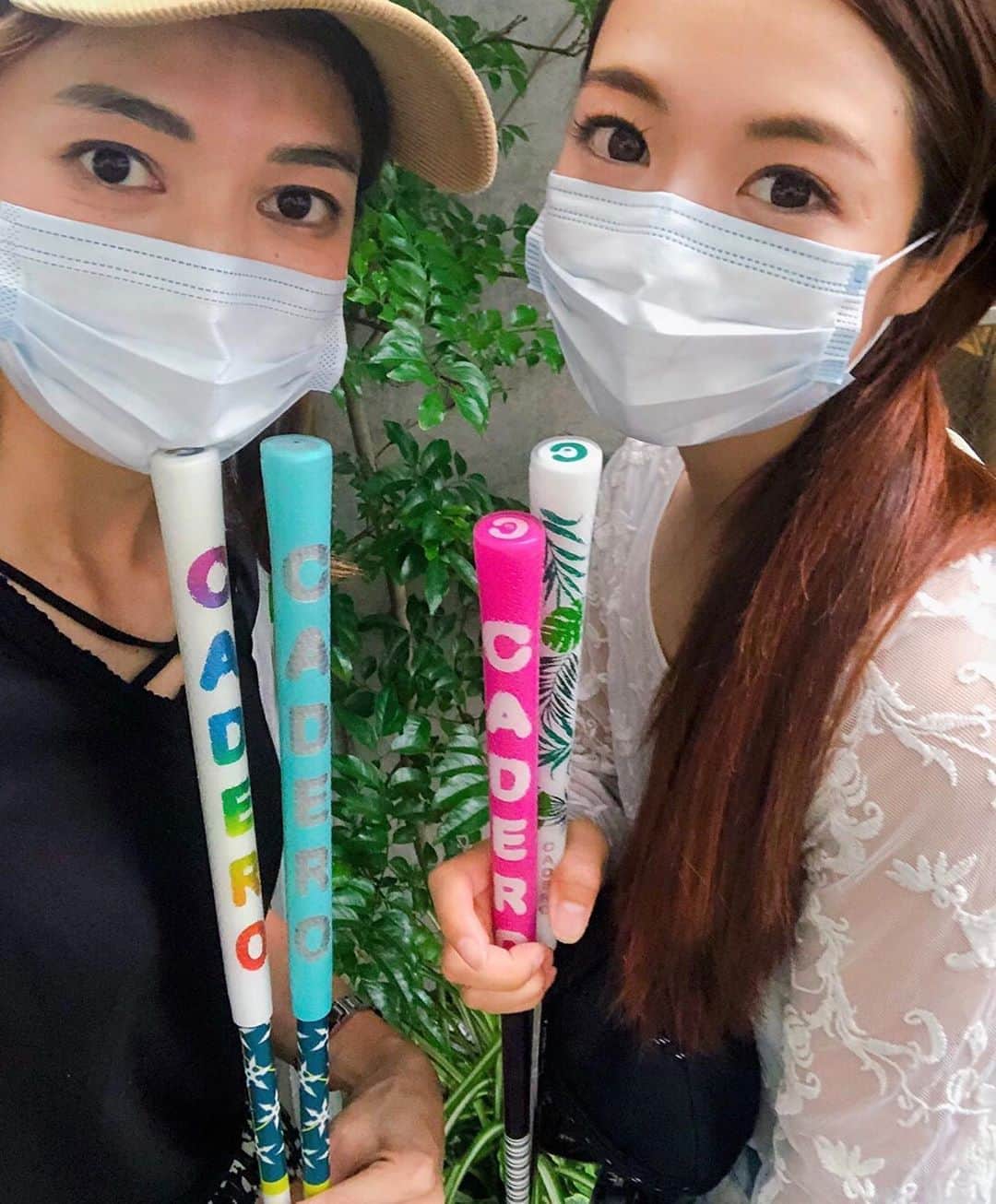 神崎美羽のインスタグラム：「カデログリップさんへグリップ交換しに行ってきたよ⛳️  交換作業も見せてもらったんだけど エアコンプレッサーでプシュってするだけ！びっくり！ 接着剤も乾燥もいらないから、 交換したらすぐに使えるんだって😆  グリップがめちゃくちゃかわいい！！！ 眺めてるだけでニヤニヤできる可愛さ❤️  握ってびっくり！ 今まで使ってたのとフィット感が全然違うー✨ 早く使うの楽しみだなー！  なっちゃんと色違い&おそろ👩‍❤️‍👩  あまりにもグリップがかわいすぎて帰りずーっと2人でかわいい！しか言ってなかった🤣  @cadero_grip_official  #cadero #caderogrip   #golf #ゴルフ　#ゴルフ女子　#golfstagram #golfswing #golflife  #golfgirl」