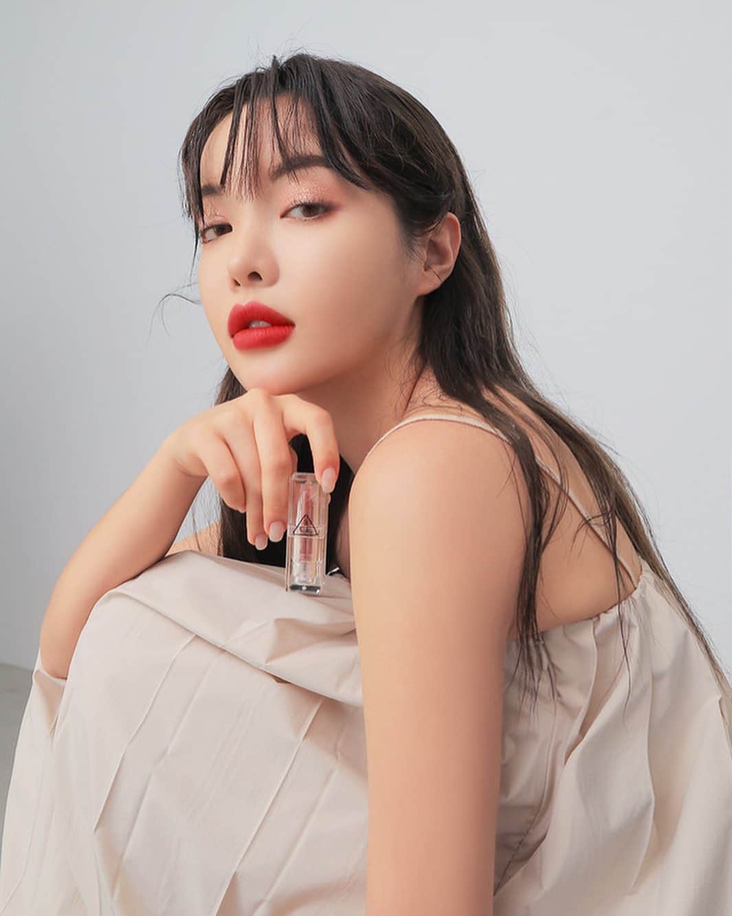 3CE Official Instagramさんのインスタグラム写真 - (3CE Official InstagramInstagram)「3C CLEAR LAYER EDITION 3CE SOFT MATTE LIPSTICK #RED_MUSE 쿨하고 세련된 모던 레드💋 - Coolish city look, modern red💋 #3CE #3CECLEARLAYER #3CECLEARLAYEREDITION #3CESOFTMATTELIPSTICK」7月3日 19時10分 - 3ce_official