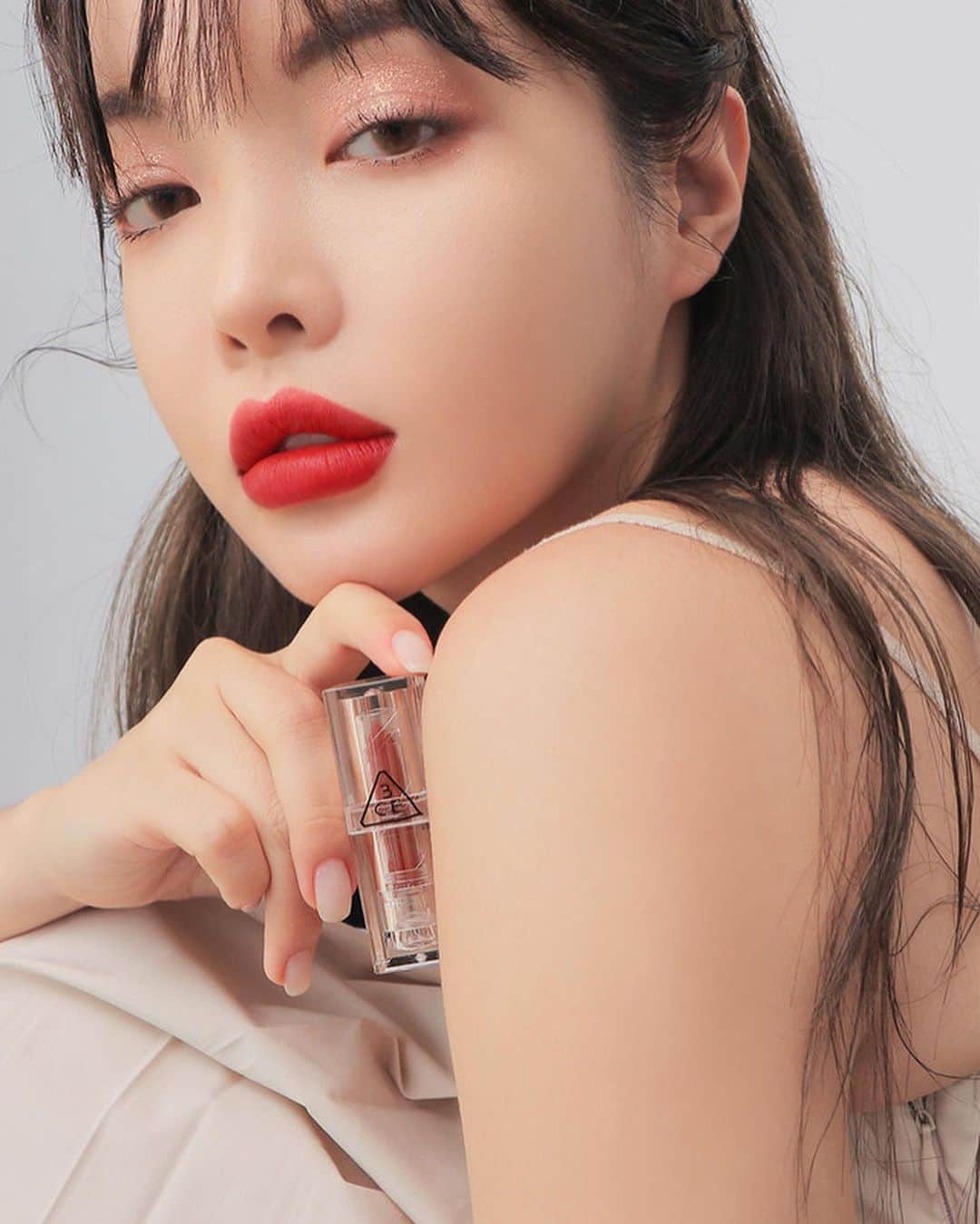 3CE Official Instagramさんのインスタグラム写真 - (3CE Official InstagramInstagram)「3C CLEAR LAYER EDITION 3CE SOFT MATTE LIPSTICK #RED_MUSE 쿨하고 세련된 모던 레드💋 - Coolish city look, modern red💋 #3CE #3CECLEARLAYER #3CECLEARLAYEREDITION #3CESOFTMATTELIPSTICK」7月3日 19時10分 - 3ce_official