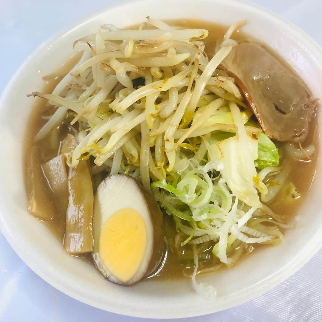 のインスタグラム：「#新潟#新潟5大ラーメン岡持ちセット#新潟5大ラーメン#食べ比べ#三旺食品#ラーメン#濃厚味噌ラーメン#あっさり醤油らーめん #燕三条系背脂ラーメン#カレーラーメン#お取り寄せ#新潟観光協会#レンジ調理#お土産#Rahmen#niigata #インスタ映え#岡持ち#  新潟県観光協会さんから頂いた サプライズお取り寄せグルメ第2弾!! 今回は「新潟五大ラーメン」編です° ✧ (*´ `*) ✧ ° 新潟の代表的なラーメンを1つのセットに集約した “おかもちセット“を食べながら その特徴を紹介していきます 動画をご覧になって頂けた方々の お取り寄せグルメの参考になれれば幸いです 【三旺食品】 https://shop.ng-life.jp/sanousyokuhin/  動画はこちらから「新潟五大ラーメン」とは？ 新潟県観光協会さんからのサプライズ第2弾!! https://youtu.be/ox2DluQuuOE」