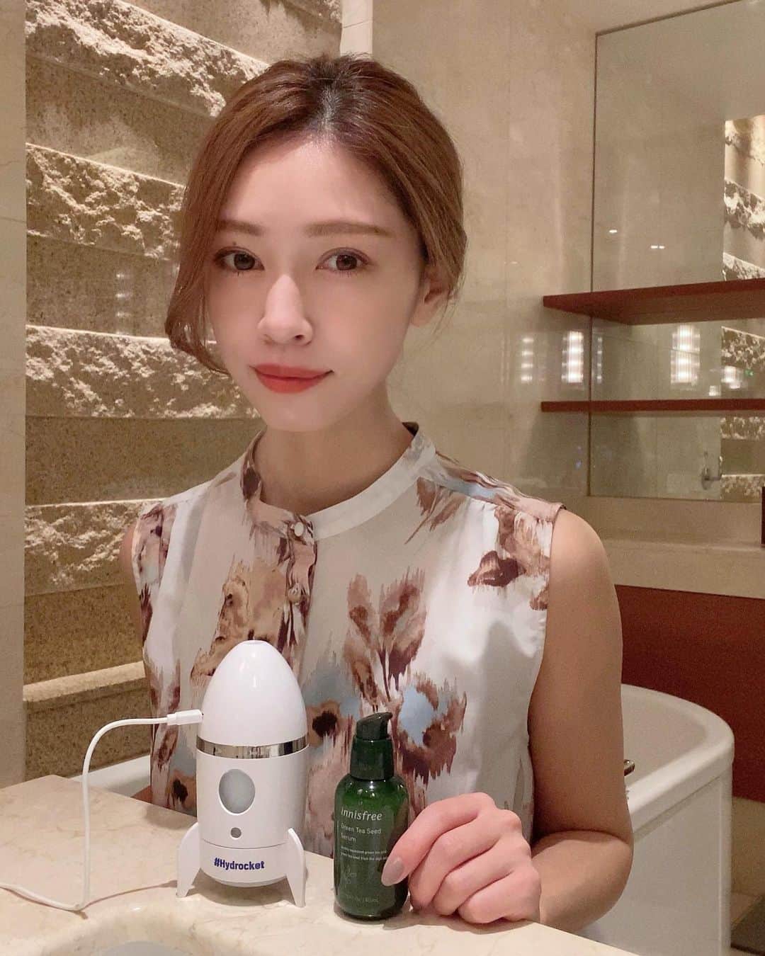 石黒美帆のインスタグラム：「*﻿ innisfreeブースター美容液🌿﻿ グリーンティーシード セラムと、ギフトでいただいたかわいいロケット型の加湿器で夜のお手入れを🧖‍♀﻿ ﻿ ﻿ 洗顔後すぐに付けるブースター美容液で潤いをチャージ❕その後化粧水やフェイスパックをすると、そのあとのスキンケアがなじみやすくなるようにサポートしてくれます☺️﻿ ﻿ ﻿ 何よりこの美容液の香りが大好き♡﻿ グリーンティの爽やかな香りにとっても癒されます🌿16種類のアミノ酸を含む、独自の“美容茶葉”から抽出されたエキスが使用されているのも魅力的🥰﻿ ﻿ たっぷり塗りたくなっちゃうくらい、使い心地最高です👏﻿ ﻿ ﻿ 「潤い素早く届け、私の肌に」というコンセプトで加湿器がロケット型になっているみたい🚀✨小さくて軽くて持ち運びもしやすいです🙆‍♀️﻿ ﻿ ﻿ ﻿ #innisfreejapan#イニスフリー#hydrocket #GreenTeaSeedSerum#グリーンティーシードセラム#PR﻿ #beauty#skincare#vocest#ブースター#韓国コスメ」