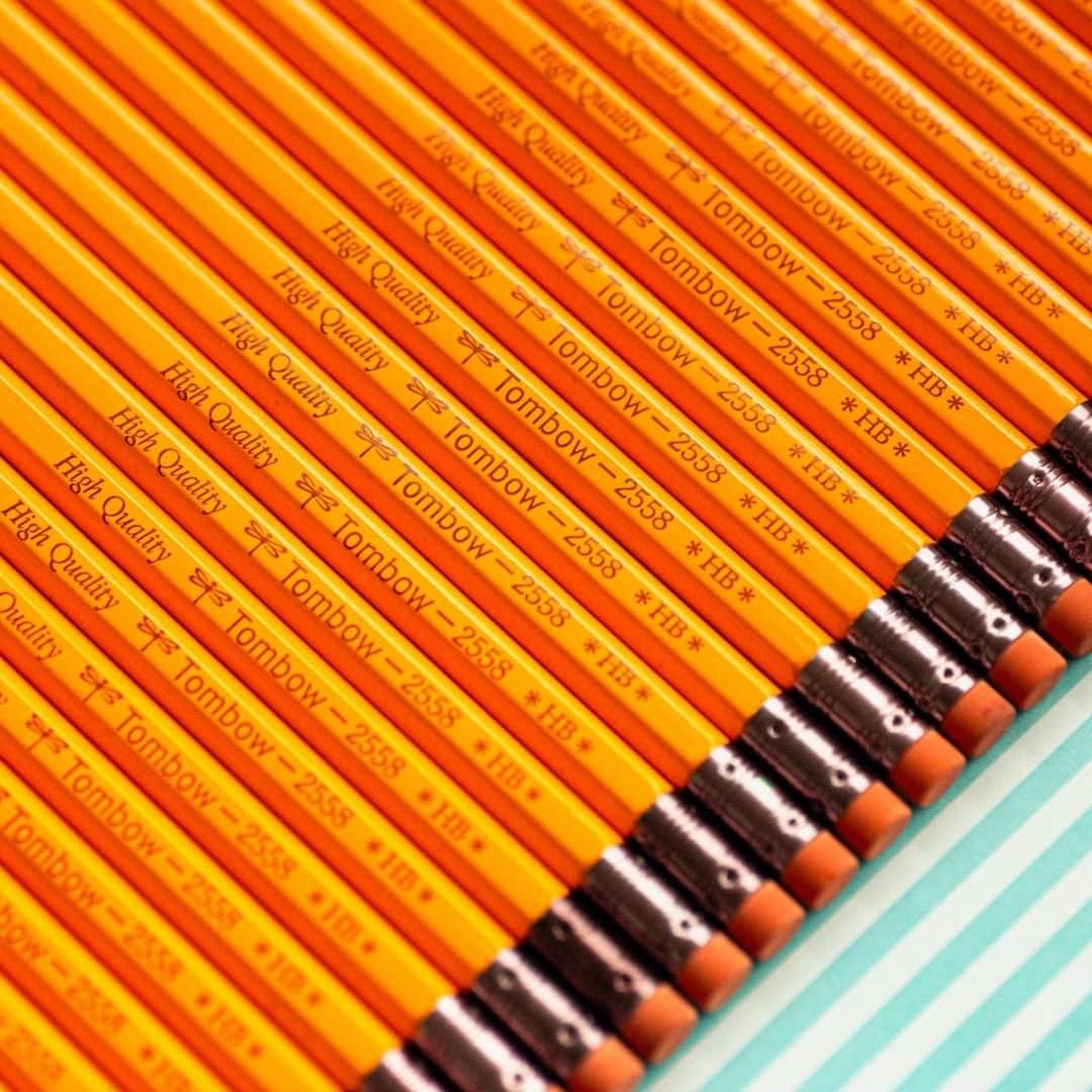 トンボ鉛筆さんのインスタグラム写真 - (トンボ鉛筆Instagram)「オレンジ色の軸でなじみのある鉛筆「2558」が今年発売70周年を迎えました。 トンボの製品のなかで「見たことあるランキング」を作ったらかなり上位に来そうです。 鉛筆を使う機会が減ってからも、オレンジの軸色や消しゴムがかわいいと気に入ってくれる方が多いです☺️ありがとうございます。 これからもよろしくお願いいたします✏️（←この絵文字似てますね！笑） . . . #トンボ2558 #tombow2558 #tombow2558pencils #pencillovers #tombowpencil #stationery #stationerylove #orangecolors #トンボ鉛筆 #鉛筆が好き  #オレンジカラー  #文房具 #文房具 #文具好き #文房具好き #文房具好きな人と繋がりたい #文房具好きな人と繋がりたい #ぶんぼうぐ #文房具好き #文具好きさんと繋がりたい」7月3日 19時13分 - tombowpencil