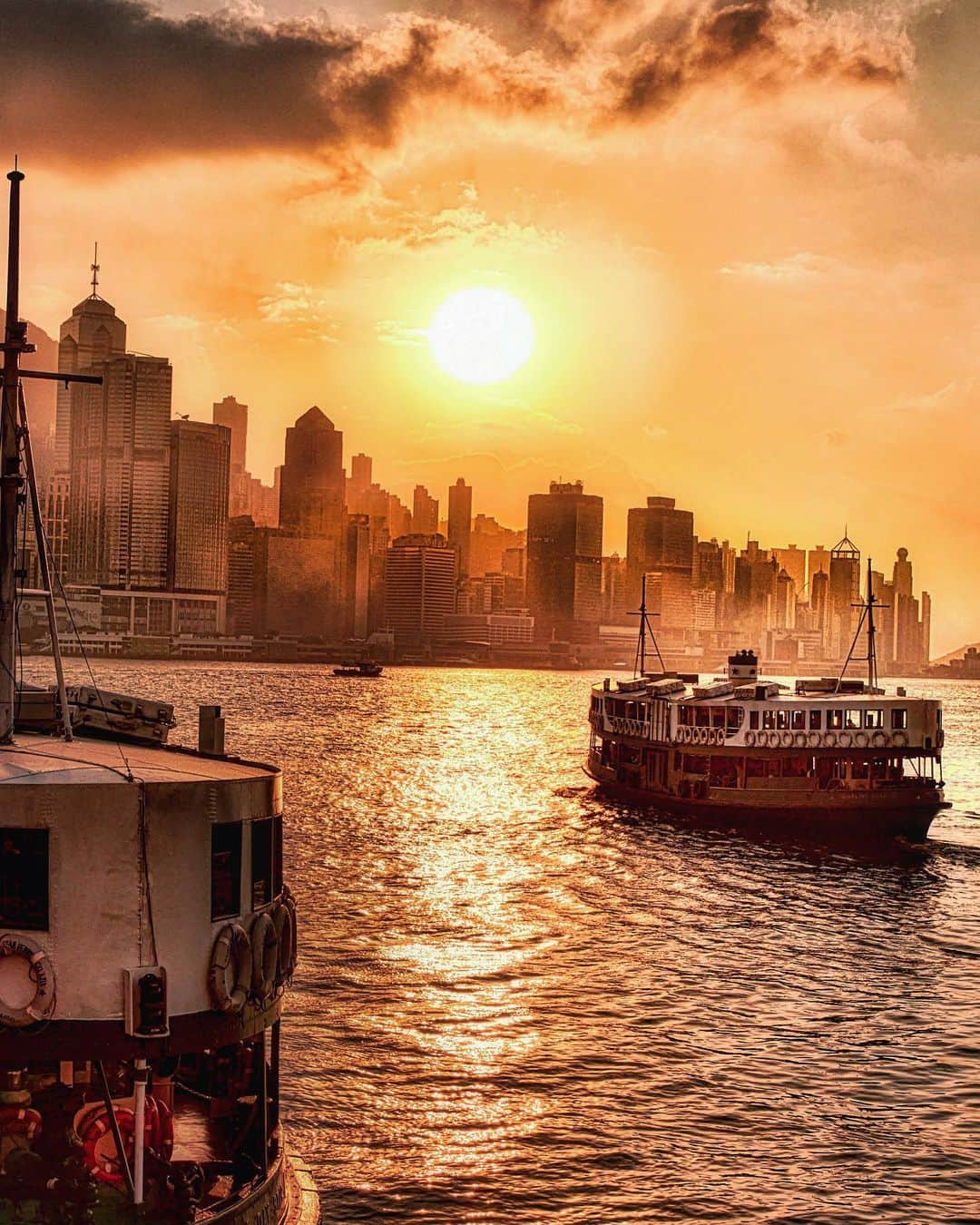 HAYAMI HANNAH ハナさん ど田舎さんのインスタグラム写真 - (HAYAMI HANNAH ハナさん ど田舎Instagram)「🌇 Sunset of Hong Kong 🇭🇰  🚢 : :  #hayamihannah  #Picsofhk #香港 #Sonyimagegallery  #discoverhongkong #instameethk⁠ #awesomehongkong  #hongkongphotography⁠ #unlimitedhongkong  #exploringhongkong⁠ #hongkongstreets  #hongkongnight  #hkphotography ⁠ #hongkong  #hongkonglifestyle #Hongkonginsta  #hongkongstreetphotography⁠ #visualhongkong  #reframinghk  #travelphotography #Bealpha  #sonyimages #moodygrams⁠  #asianlens #letsguide #Eyeempohoto #線維筋痛症 #yourshotphotographer  #localiiz」7月3日 19時13分 - hayamihannah