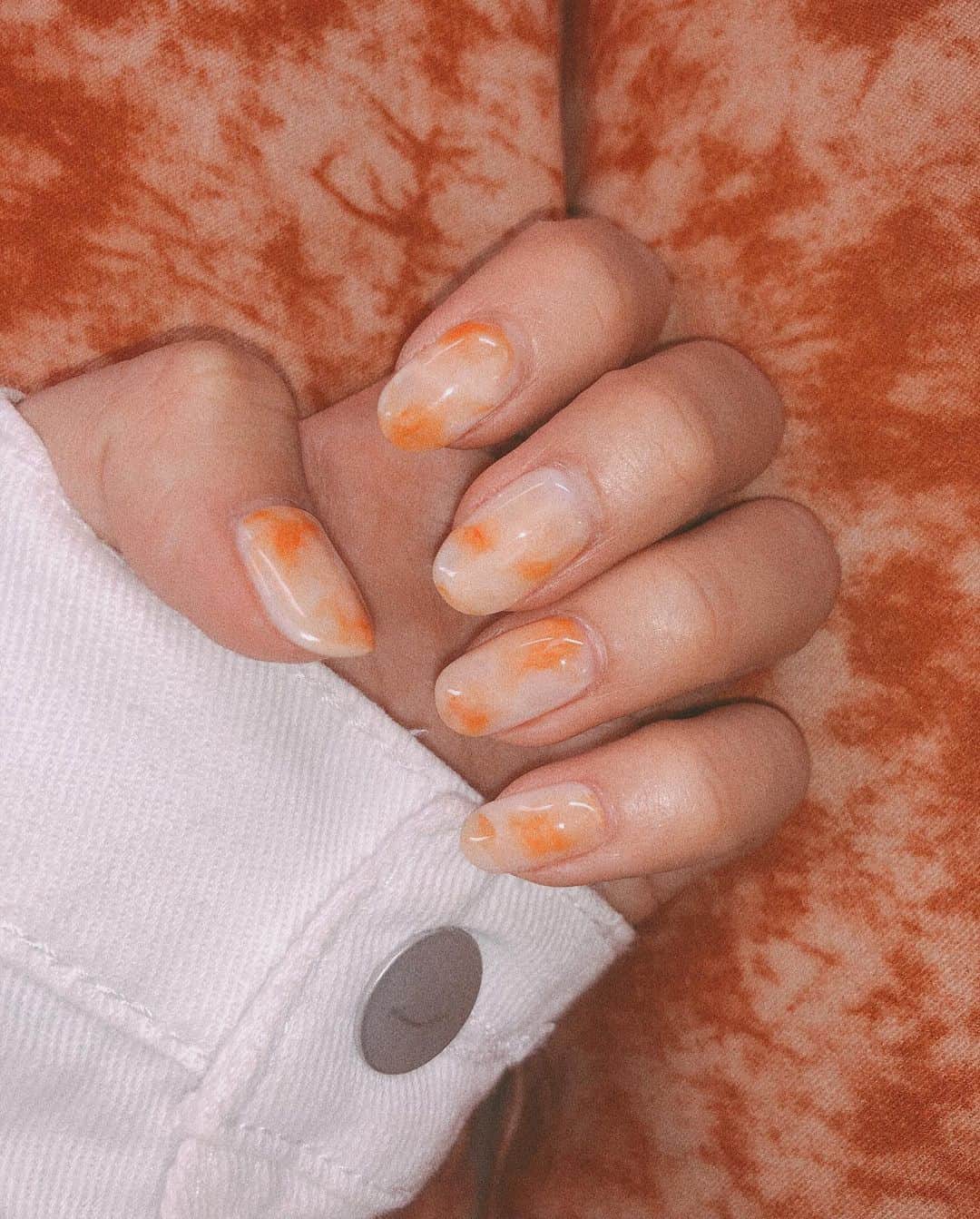 honoka のインスタグラム：「衣装にあわせてネイルチェンジ。﻿ オレンジのタイダイネイルにしました💅🧡﻿ 久しぶりに短い﻿ ﻿ #Chipieee #タイダイネイル﻿」
