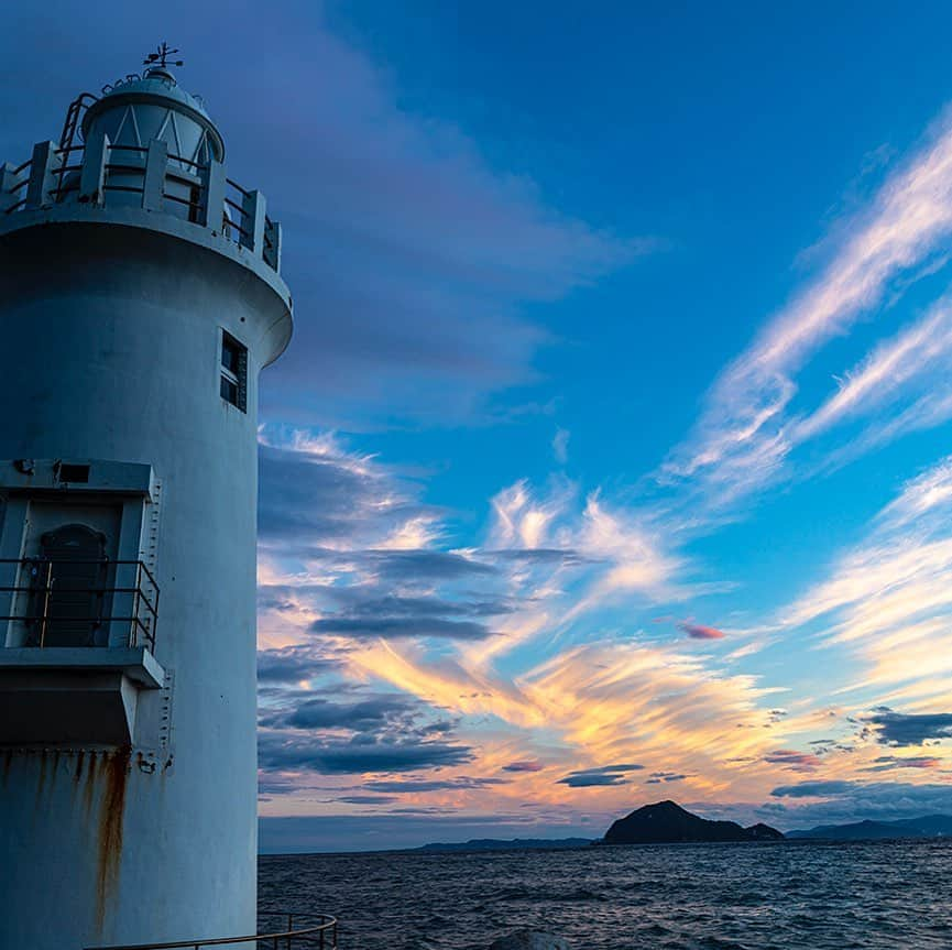 愛知県田原市さんのインスタグラム写真 - (愛知県田原市Instagram)「Let's relax again in this place!! * またこの場所でのんびりしよう * #伊良湖　の#夕日 #1週間おつかれさまでした！ #みんな大雨に気をつけてね #雲　が羽みたいに見えるよ #空　を見てると吸い込まれそうだね #いつかの夕日 #サンセット　#黄昏時 #伊良湖岬灯台　#灯台 #伊良湖水道 #たはら暮らし #渥美半島#田原市#伊良湖岬#伊良湖#赤羽根#菜の花浪漫街道 #tahara#irago#akabane#サーフィン#surfing#田舎暮らし#日々の暮らし #休日の過ごし方#スローライフ」7月3日 19時18分 - tahara_kurashi