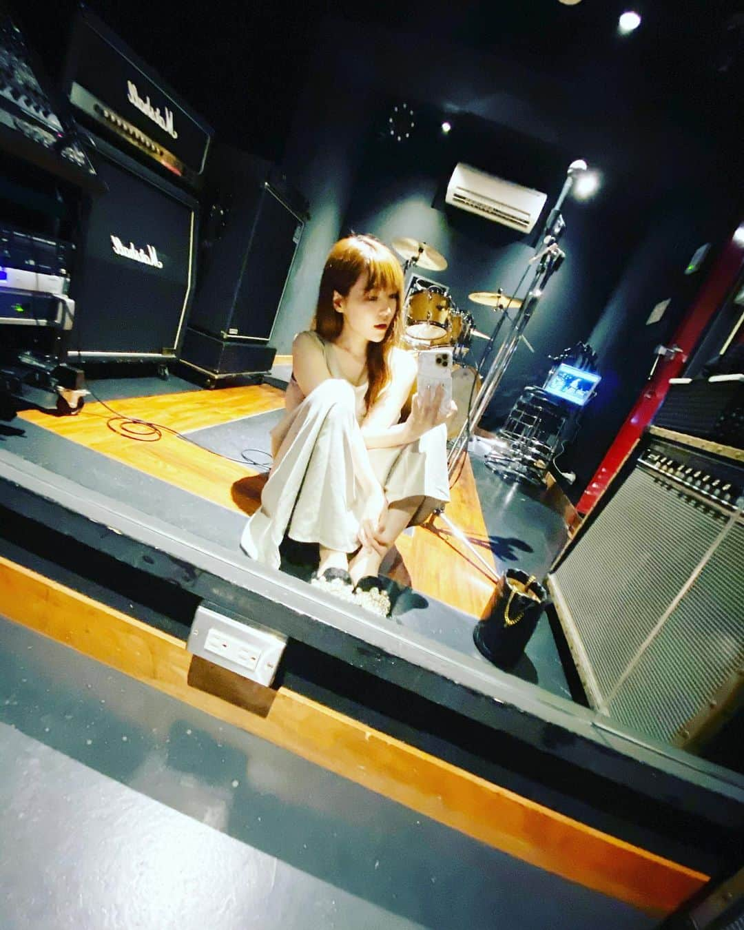 黒崎真音さんのインスタグラム写真 - (黒崎真音Instagram)「Lonly live..🎤 #歌練 #スタジオ」7月3日 19時20分 - maonkurosaki922