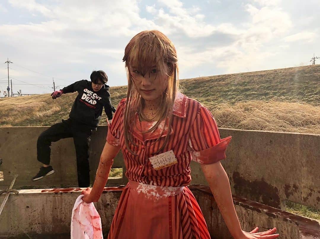 秋山ゆずきのインスタグラム：「. . .  『カメラを止めるな！スピンオフ ハリウッド大作戦！』 がAmazonプライム見放題に 上陸したそうです🌈  本編54分です✨  寒くて震えながら 血まみれになった懐かしのハリウッド。笑  ぜひ、ご覧下さい‪‪☺︎‬🍿🎬📽  #カメラを止めるな #ハリウッド大作戦 #カメラを止めるなハリウッド大作戦 #カメ止め #Amazonプライム #ハリウッド」