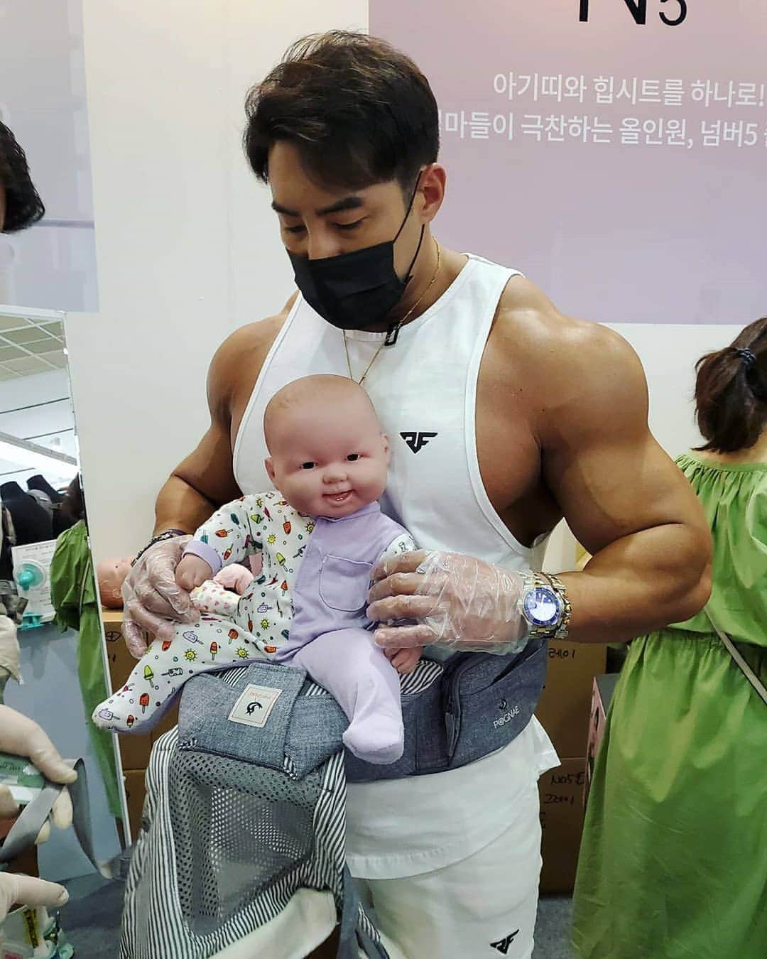 CHUL SOONのインスタグラム：「Testing the baby carrier  Any fathers out there?  #newfather #babycarrier #babyboynames  #babiesfashion #chulsoon2022 #bodyweightworkout #bodyimage #koreandaddy #newdad #newfather #marriage #traininsane #chulsoon #teamchuls #happydaddy」
