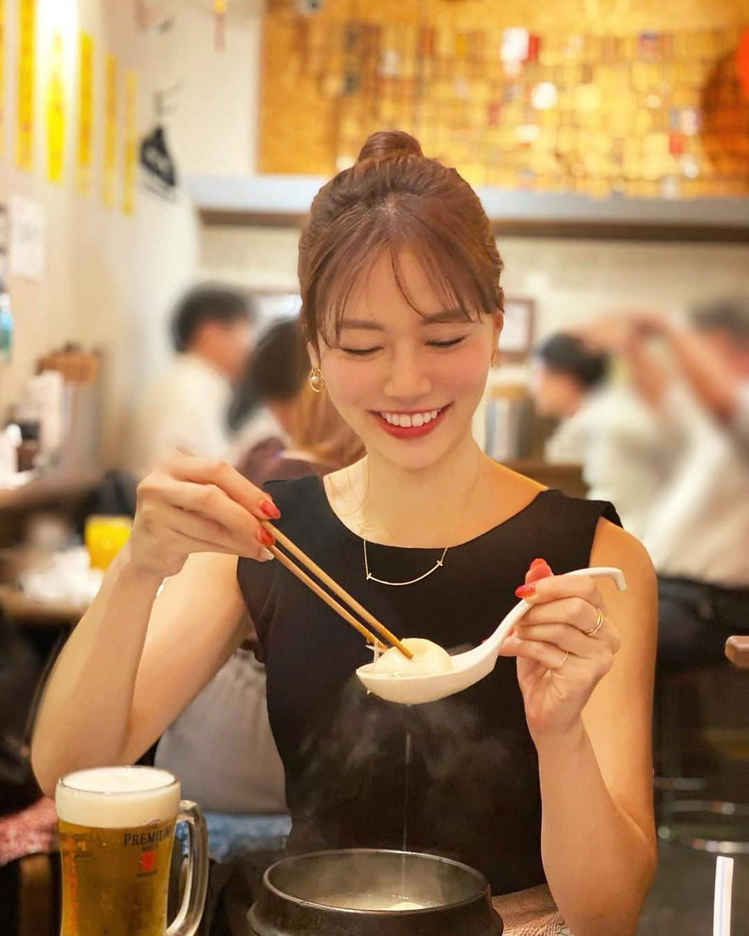 石井里奈さんのインスタグラム写真 - (石井里奈Instagram)「こんばんは💕 . 今夜は金夜！ということで金夜にぴったりな里奈ログです😋❣️ . 六本木交差点にある肉汁水餃子餃包さんにれいこちゃんといってきました🥟❤️ @gyopao  . 初の肉汁水餃子💕ぐつぐつの鍋に入った肉汁旨味たっぷりの水餃子🥰 小籠包なの？ってくらい肉汁たっぷりで最高に美味しかった〜🤗🥰 . そして大好きなビールも飲み放題🍻 神泡ビールをセルフスタイルで💕店員のコロ助とすっかり仲良しに😆😆❣️（とにかく明るくて笑顔が可愛くて、元気もらえます🙆‍♀️） . れいこちゃんとおいしいご飯食べながらたくさん話して思いっきり笑って、最高に楽しい夜でした😘🥟💕 . ぜひ駅近なので行ってみてくださいね😘✨ . #餃包 #六本木水餃子 #餃子 #居酒屋 #台湾 #中華 #六本木交差点 #gyopao #pr #水餃子 #小籠包 #ビール #beer #ビール女子 #ビール大好き #ビールサーバー #六本木 #六本木ディナー #点心 #gyoza #餃子パーティー #女子会 #オクトーバーフェスト #六本木 #roppongi #中華料理 #中華 #chinesefood #グルメ #グルメ女子 #グルメ #グルメスタグラム #横浜中華街」7月3日 19時26分 - ri7tin1025