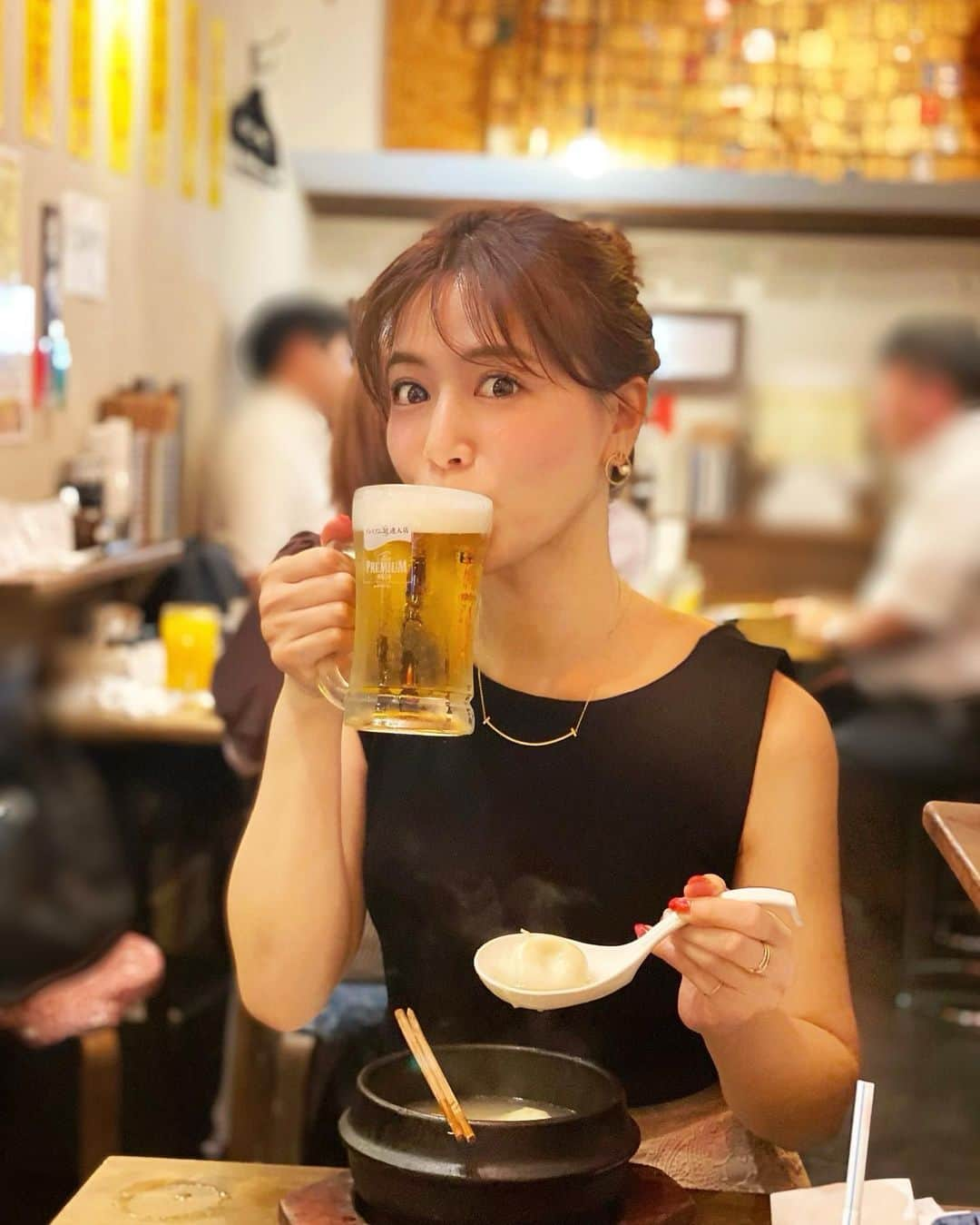 石井里奈さんのインスタグラム写真 - (石井里奈Instagram)「こんばんは💕 . 今夜は金夜！ということで金夜にぴったりな里奈ログです😋❣️ . 六本木交差点にある肉汁水餃子餃包さんにれいこちゃんといってきました🥟❤️ @gyopao  . 初の肉汁水餃子💕ぐつぐつの鍋に入った肉汁旨味たっぷりの水餃子🥰 小籠包なの？ってくらい肉汁たっぷりで最高に美味しかった〜🤗🥰 . そして大好きなビールも飲み放題🍻 神泡ビールをセルフスタイルで💕店員のコロ助とすっかり仲良しに😆😆❣️（とにかく明るくて笑顔が可愛くて、元気もらえます🙆‍♀️） . れいこちゃんとおいしいご飯食べながらたくさん話して思いっきり笑って、最高に楽しい夜でした😘🥟💕 . ぜひ駅近なので行ってみてくださいね😘✨ . #餃包 #六本木水餃子 #餃子 #居酒屋 #台湾 #中華 #六本木交差点 #gyopao #pr #水餃子 #小籠包 #ビール #beer #ビール女子 #ビール大好き #ビールサーバー #六本木 #六本木ディナー #点心 #gyoza #餃子パーティー #女子会 #オクトーバーフェスト #六本木 #roppongi #中華料理 #中華 #chinesefood #グルメ #グルメ女子 #グルメ #グルメスタグラム #横浜中華街」7月3日 19時26分 - ri7tin1025