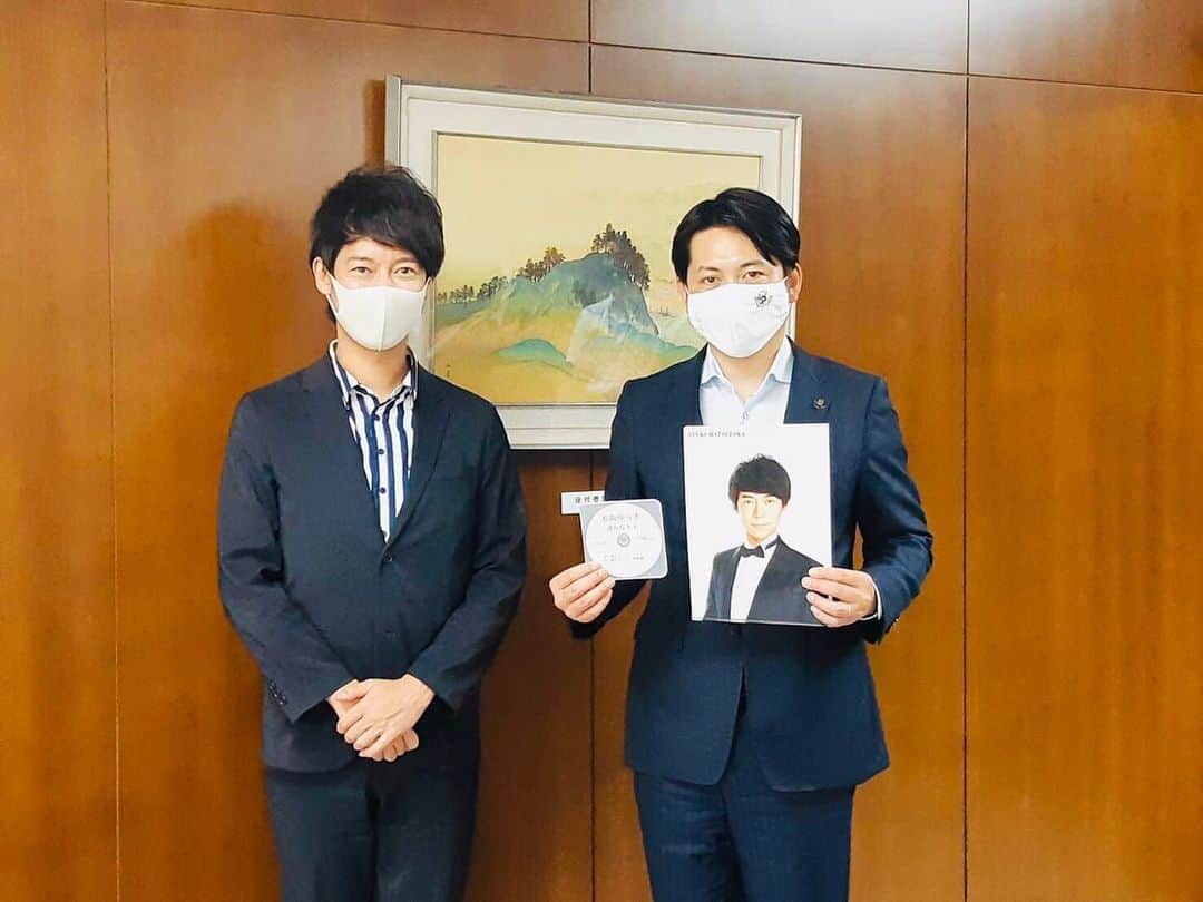 松阪ゆうきのインスタグラム：「久しぶりの岐阜へ。  岐阜市長、瑞穂市長さんにご挨拶に伺わせて頂きました。  今回の新曲『遥かな人よ』は、岐阜の色々な場所を歌っています。  別歌詞バージョンもCD💿に入るので、足したら6番まであります🤗  是非１０月７日発売 皆さまのご声援、CD💿のご予約どしどしお待ちしております💕  岐阜のモーニングには 茶碗蒸しが付いていた😆  #松阪ゆうき #新曲 #遥かな人よ #岐阜市長 #瑞穂市長 #県議会議員 さん #かきりん #茶碗蒸し #モーニング #岐阜県 #ぎふ」