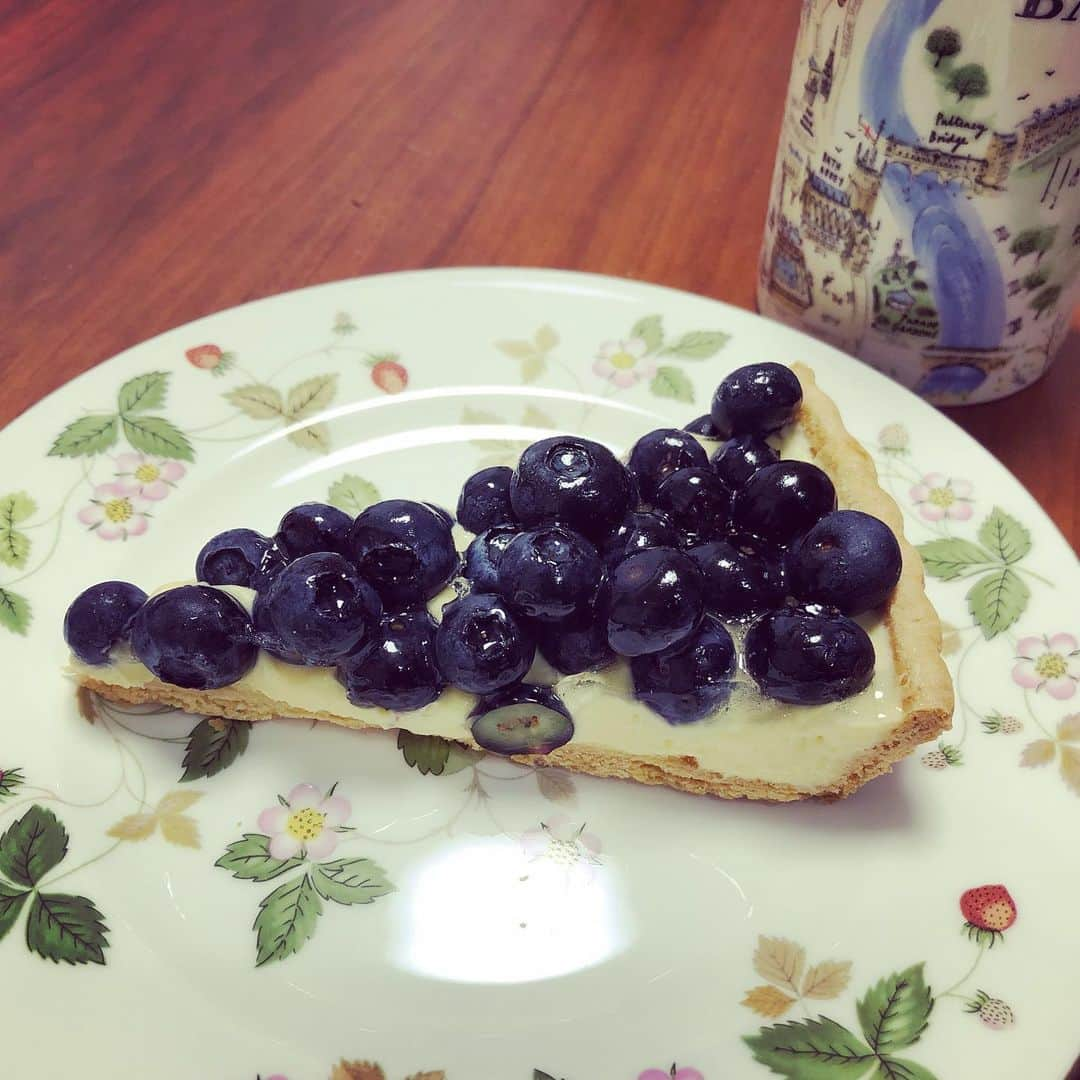 川坂勇太さんのインスタグラム写真 - (川坂勇太Instagram)「雨降る前にブルーベリーのタルトとアイスコーヒー 先日の藤井七段のおやつを見て食べたくなったやつ #せっかくなので #数年に一度出るか出ないかのお皿で  #キルフェボン #ブルーベリーのタルト #nespresso #ネスプレソ」7月3日 19時42分 - yutakawasaka