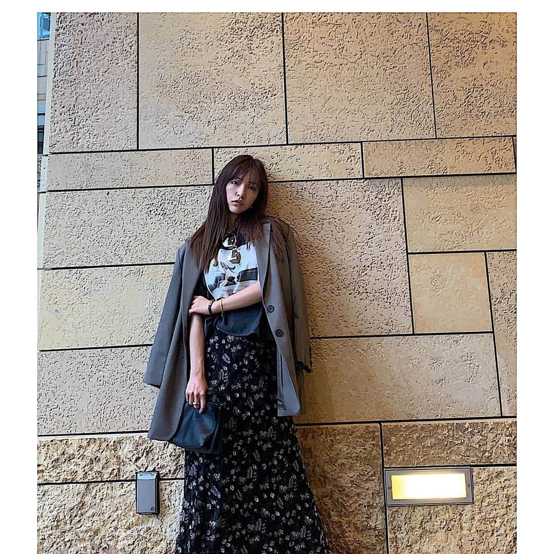 板野友美 ファンアカウントのインスタグラム：「Line Blog Update full of famous brands😍 👗👠 #jacket @lecielbleu_official #tops @amerivintage #skirt @snidel_official #sunglasses @miumiu #bag @celine #boots @celine #ootd #友style」