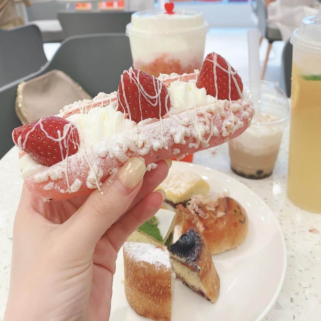 安中亜美さんのインスタグラム写真 - (安中亜美Instagram)「ㅤㅤㅤㅤㅤㅤㅤㅤㅤㅤㅤㅤㅤ 7/4オープンのカフェ奈雪の茶の試食会に行ってきたよ🌿 中国やシンガポールではかなり有名なカフェで 日本初進出が大阪に🇯🇵 道頓堀の真ん中にあってかなり立地も良いよ💪 ㅤㅤㅤㅤㅤㅤㅤㅤㅤㅤㅤㅤㅤ パンとティードリンクが楽しめて🥐 ジャスミン茶とオレンジジュースをミックスした 奈雪オレンジジャスミンが甘すぎず スッキリした味わいでかなり好みやった💕 ㅤㅤㅤㅤㅤㅤㅤㅤㅤㅤㅤㅤㅤ カフェの空間もかなりおしゃれで 照明とかも落ち着く雰囲気でめっちゃいい🕊 ㅤㅤㅤㅤㅤㅤㅤㅤㅤㅤㅤㅤㅤ ７月４日から１０日の間にドリンク一杯お買い上げで パン一個無料のキャンペーンをやってるよ👏 オープンしたらまた行きたいなぁ❤️ ㅤㅤㅤㅤㅤㅤㅤㅤㅤㅤㅤㅤㅤ #奈雪の茶#奈雪#奈雪之茶 #フルーツティー#日本初上陸#PR」7月3日 19時36分 - amitwinsworld