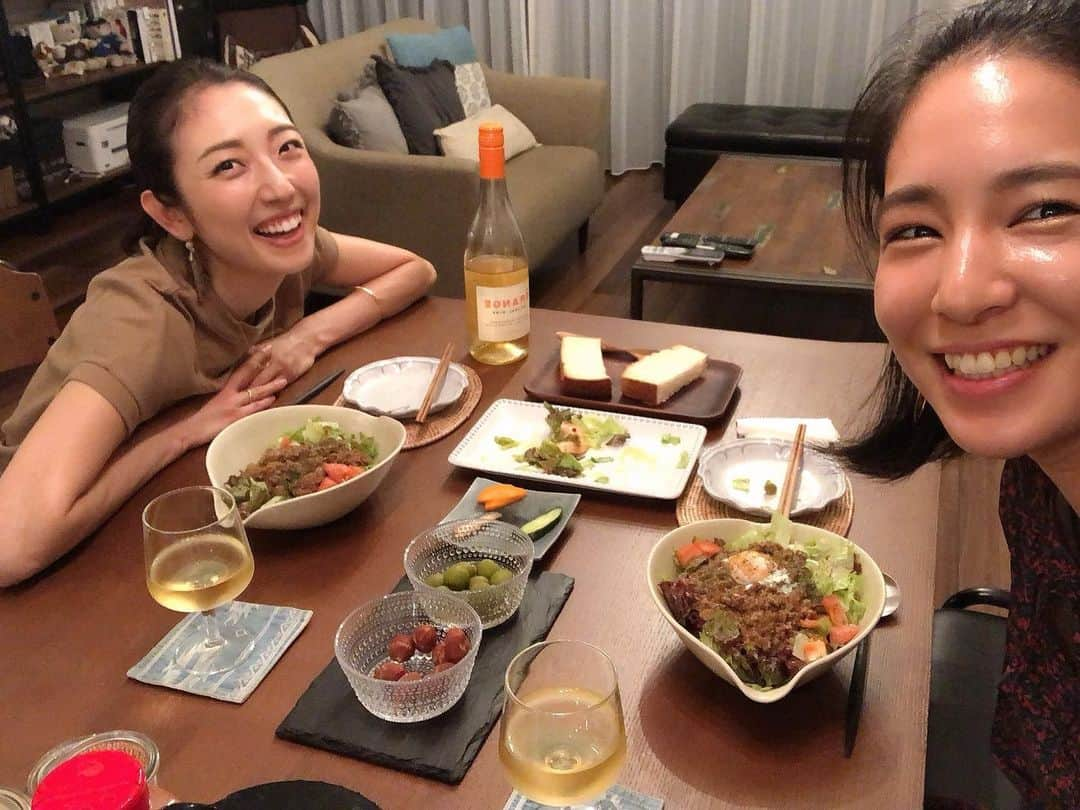 山下由奈さんのインスタグラム写真 - (山下由奈Instagram)「久しぶりに会えました☺︎💓 大好きな人とおいしいご飯を食べれるって幸せだな〜☺️  #美味しいって100回くらい言った  #楽しい時間  #ハンドジェルとパンのお土産付き #🥰🥰🥰 #ご飯#love#大好きな人」7月3日 19時37分 - yamashitayuna