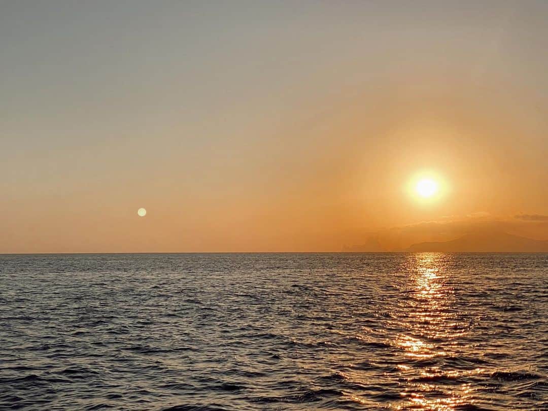 シャニーナ・シャイクのインスタグラム：「Two favorite things.... friday’s + sunsets」