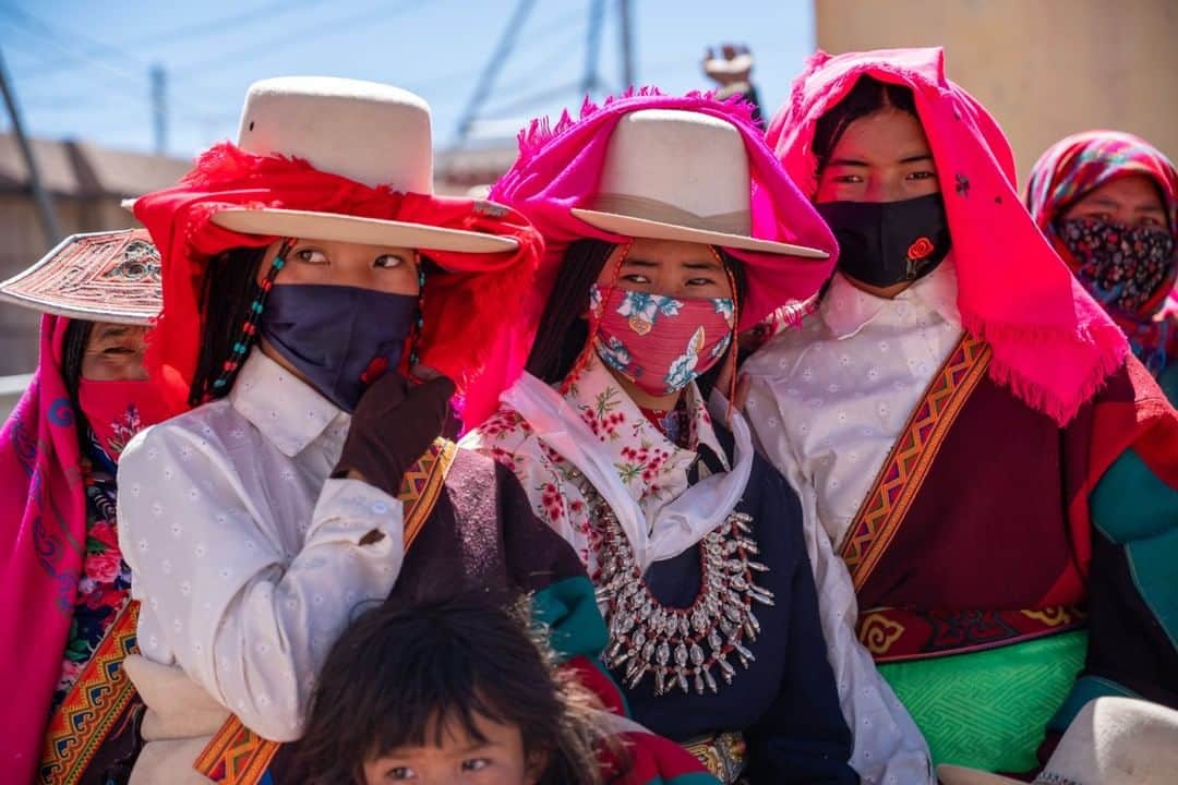 ナショナルジオグラフィックさんのインスタグラム写真 - (ナショナルジオグラフィックInstagram)「Photo by Michael Yamashita @yamashitaphoto  Masks can be timeless. This was taken in early November, before the COVID-19 pandemic. At this festival in Xiongba, Tibet, nomads show off their best traditional dress—and wear masks as a colorful fashion statement. Tibetan men and women typically wear masks to protect their faces from the harsh climate on the Tibetan Plateau. #Xiongba #Ngari #Tibet #Tibetan #facemask」7月3日 19時38分 - natgeo