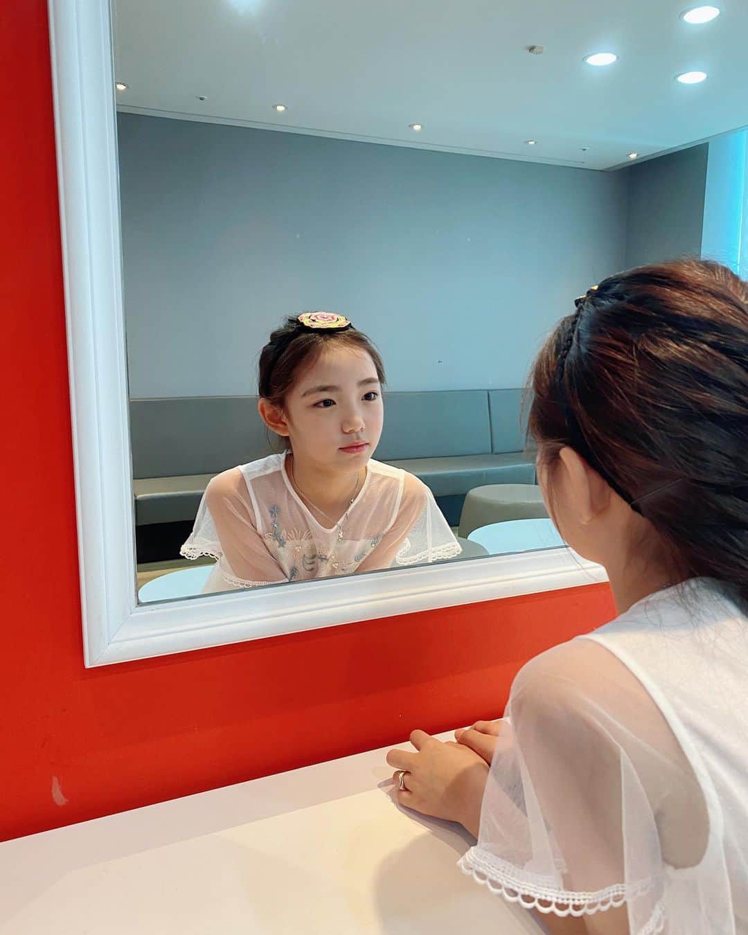 ウンチェのインスタグラム：「. 오늘은 좀 더 단아하게 ,  반가운 친구들 만나서  오디션 끝나고 잠시라도  에너지 방출 - ( 니가 젤 열심히네🙊 ) - - - - #이은채 #은채 #LeeEunchae #키즈모델 #주니어모델 #아역배우  #딸스타그램 #금요일 #일상 #mbc」