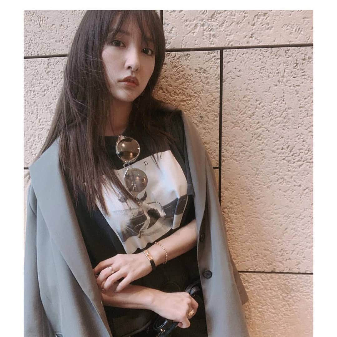 板野友美 ファンアカウントのインスタグラム：「Line Blog Update Wants to birthday this day hehe😂 28 years old, last day  It's sunny and very happy 🕊 🌿   Have a nice day everyone...🤍🤍🤍   I hope you have a good day!   #28 lastday」