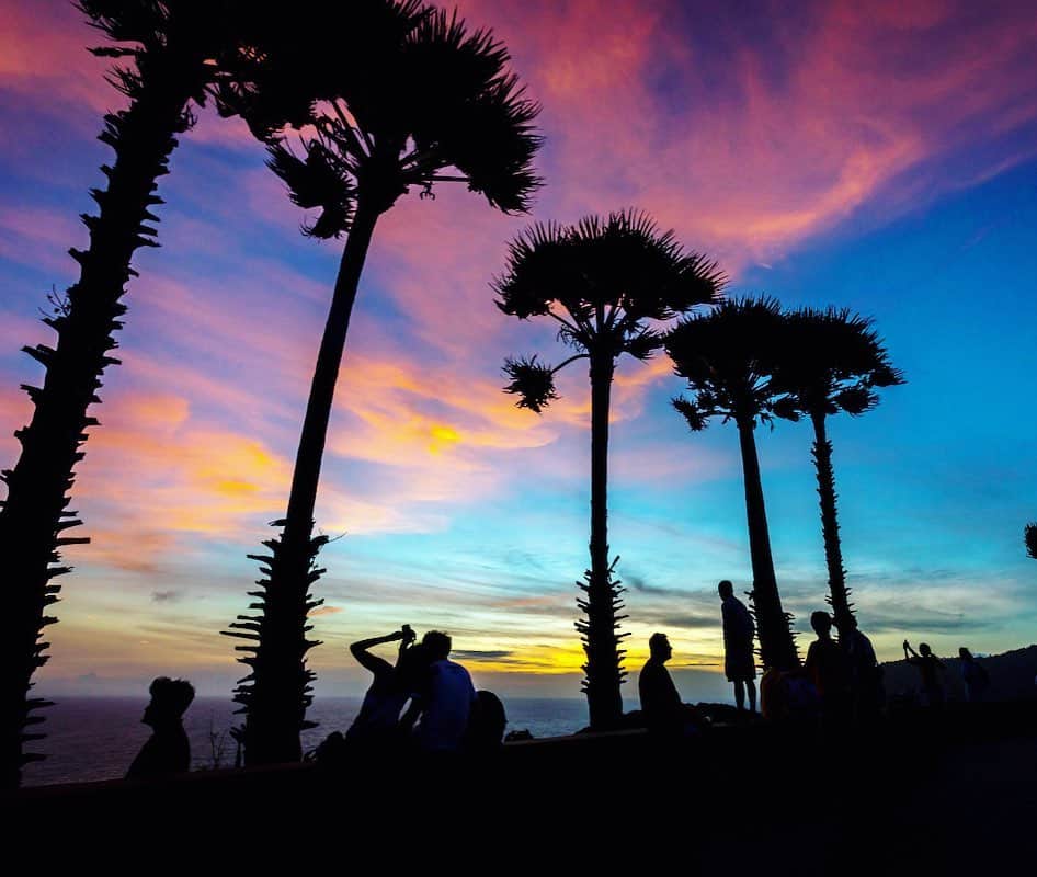 タイ国政府観光庁さんのインスタグラム写真 - (タイ国政府観光庁Instagram)「・﻿ ＼✨今週も1週間お疲れ様でした✨／﻿ ﻿ プロムテープ岬より、美しい夕暮れ時の風景をお届け📸﻿ ﻿ プーケット市内からトゥクトゥクで走ること約40分🛺プーケット島の最南端にあるこの岬は、“タイで最もきれいな夕日”が見られると有名です🌇﻿ ﻿ 特に、3～5月の暑期は、空も海も澄んでいて写真映え間違いなし❤︎アンダマン海に沈みゆくサンセットは、一度見たら忘れられない絶景です✨18：30頃の日没に合わせて向かいましょう💨﻿ ﻿ 皆さま、体調に気をつけてよい週末をお過ごしください☺️﻿ ﻿ #タイ #プーケット #プーケット島 #プロムテープ岬 #絶景 #ファインダー越しの私の世界 #写真好きな人と繋がりたい #ダレカニミセタイソラ #夕日 #ゆうやけこやけ部 #サンセット #こんなタイ知らなかった #タイ旅行 #プーケット旅行 #旅好きな人と繋がりたい #旅行好きな人と繋がりたい #海外旅行  #thailand #laemphromthep #phuket #phuket🌴 #phuketthailand  #sunset #amazingthailand #thailandtravel #thailandtrip #thai #thaistagram #lovethailand」7月3日 19時46分 - amazingthailandjp