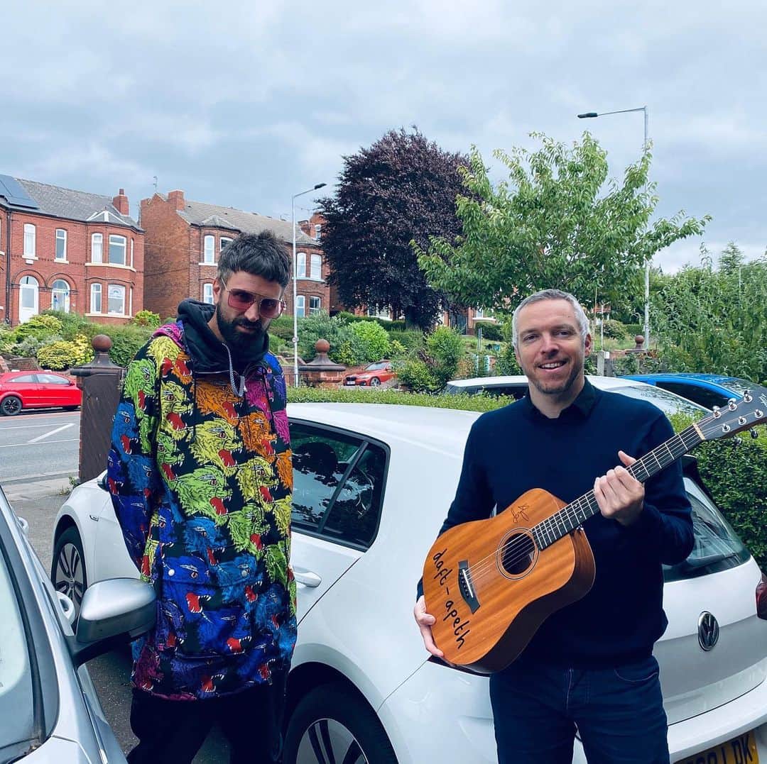 カサビアンのインスタグラム：「Just drove up the M1 to Rotherham to deliver Kieran’s guitar this morning, courier style! 😂😂Top man, play it loud!!!!! Thanks again to everyone who entered our prize draw for the NHS, totally blown away by how much we raised for an amazing cause 💙x」