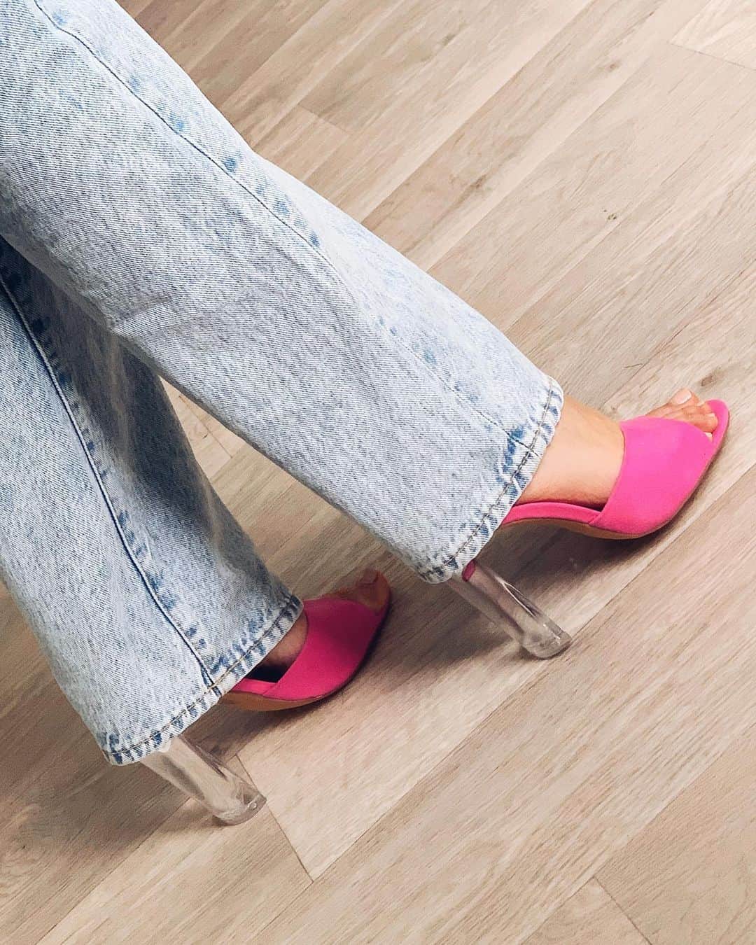 sananasのインスタグラム：「I’m a Barbie girl in a Barbie woooorld 💖🎶Quand je porte ces mules j’ai l’impression de revoir les paires de chaussures de mes Barbies ! Vous savez ces paires qui finissaient toujours en chaussure seule ... On en perdait toujours une 😂 Encore ces fu****g lutins ! Ces mêmes lutins qui nous volent nos chaussettes et nos élastiques ... 🤬Un jour j’en attraperai un et je prouverai au monde entier que nous ne sommes pas fous ☝🏻😑! Ah ah !」