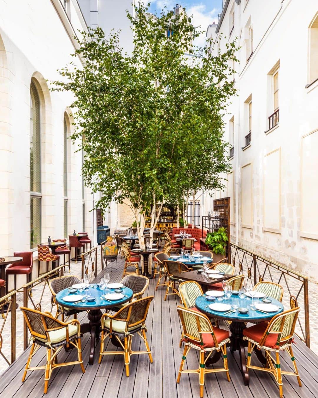Vogue Parisさんのインスタグラム写真 - (Vogue ParisInstagram)「#VogueAddressBook In a renovated church in Paris, @coyaparisbeaupassage has opened the doors of its summer garden where diners can enjoy their new dishes, tucked away from the busy streets. On the menu: vegetarian watermelon ceviche, tomato salad, beef cheek empanadas with habanero sauce and bao buns. And it gets better because we are offering a table for two with complimentary dinner. Check out #VogueLovers to enter.」7月3日 19時55分 - voguefrance
