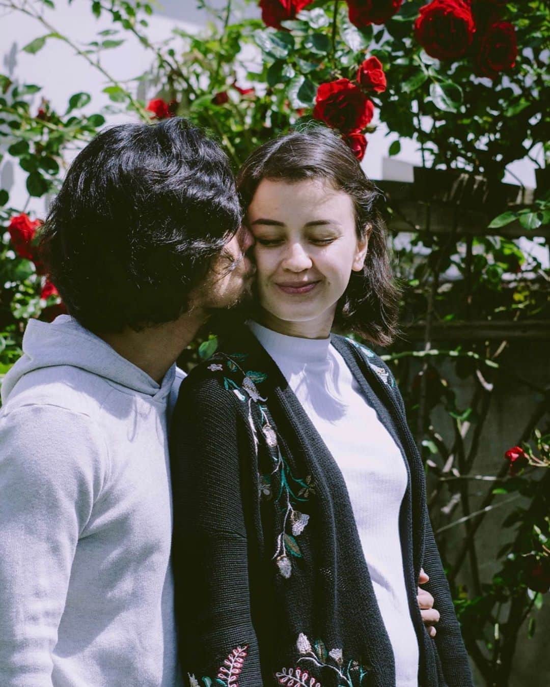 Kimberly Ryderのインスタグラム：「#hubbyapreciationpost This man has done what most partners probably wont. He’s given up on so much to accompany me, especially through being pregnant with Rayden, and done so much to water this relationship and make it bloom. And for that I thank you. 🌹 PS. You’re an excellent papa too. Keep up the good work. 👶🏻 📷 @rockthatmood」
