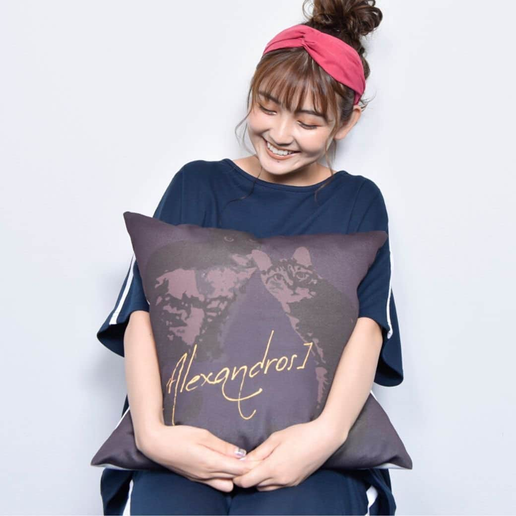 [ALEXANDROS]さんのインスタグラム写真 - ([ALEXANDROS]Instagram)「【通販】﻿ ﻿ 只今よりUKFC ONLINE SHOPにて、先日即完売となった『おうちグッズ』を受注生産受付いたします。﻿ 受注生産でSOYLATTE MUGの新色も登場！﻿ ぜひご利用ください。﻿ ﻿ ▼ラインナップ﻿ LOUNGEWEAR﻿ CUSHION COVER﻿ HEADBAND﻿ SOYLATTE MUG BLACK﻿ ﻿ ▼受付期間﻿ 7月3日(金)20時~8日(水)23:59﻿ ﻿ ﻿ ⚠️購入は先着ではございません。ページが繋がりにくい場合は時間を置いて再度お試しください。﻿ ﻿ ⚠️発送は8月下旬を予定しております。出荷までにはお時間がかかります。﻿ ﻿ #alexandros﻿ #merch﻿ #merchandise﻿ #ドロス﻿ #グッズ﻿ #おうちグッズ」7月3日 20時02分 - alexandros_official_insta