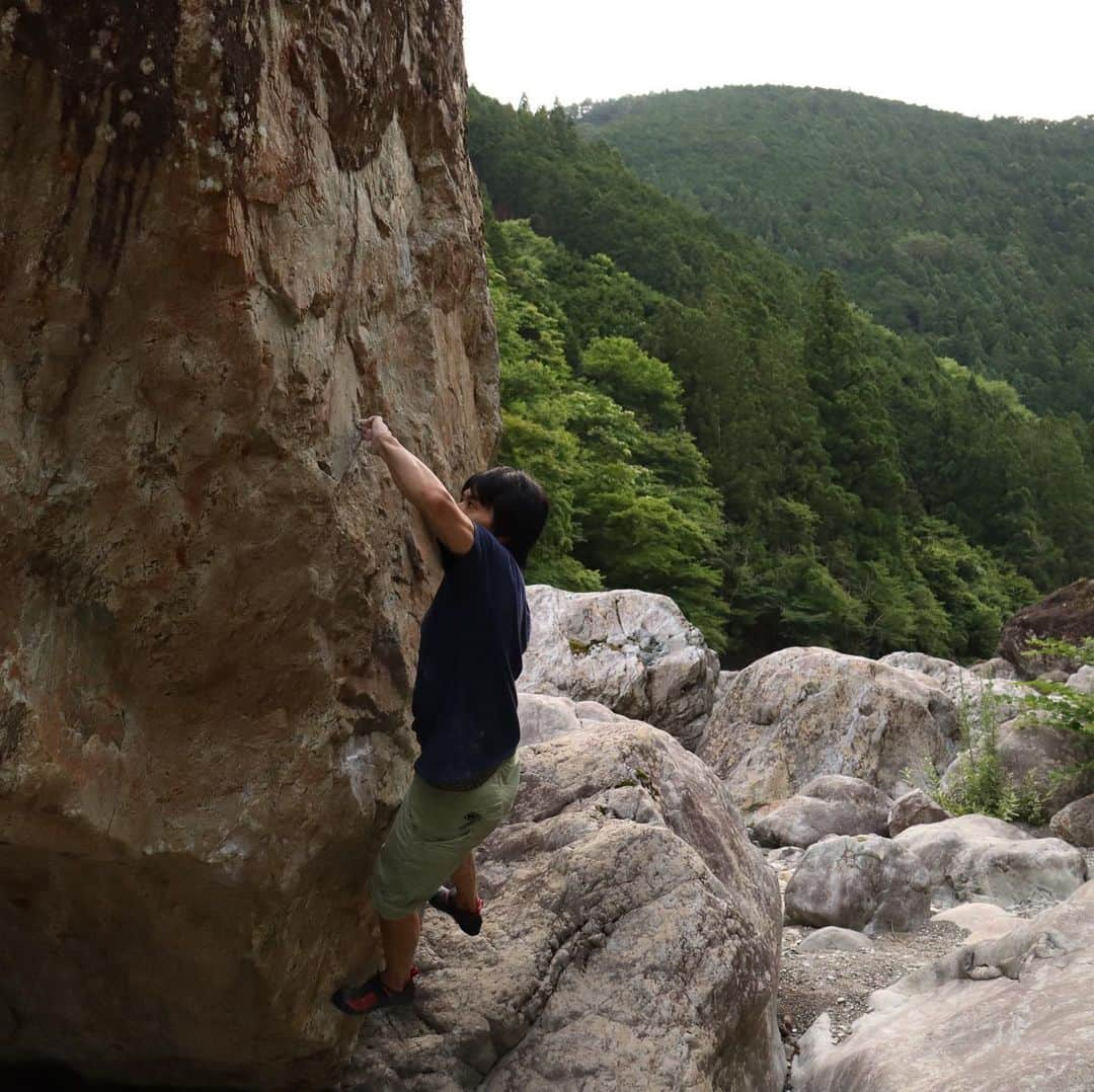 濱田健介のインスタグラム：「Thujone V12, Mitarai. I send it yesterday. I felt around V10. It’s a so nice. I think one of the best highball in Kansai. 昨日の御手洗の続き。 メインエリアに戻って、何気にやってなかったツヨン 4段を登った。中間の足上げが上がらず、手で上げるっていう。。最後はぬめってやばかった。 4段にしては登りやすく感じて、体感は易し目の3段くらいかな？ 高さもあって、めちゃくちゃいい課題やった。昔から見てる岩のはずなんやけど、当時はラインが見えてなかったなー。 @rockmasterhq  @organicclimbing  @unparallelup  @nogradjustfeeling  @camp1889」