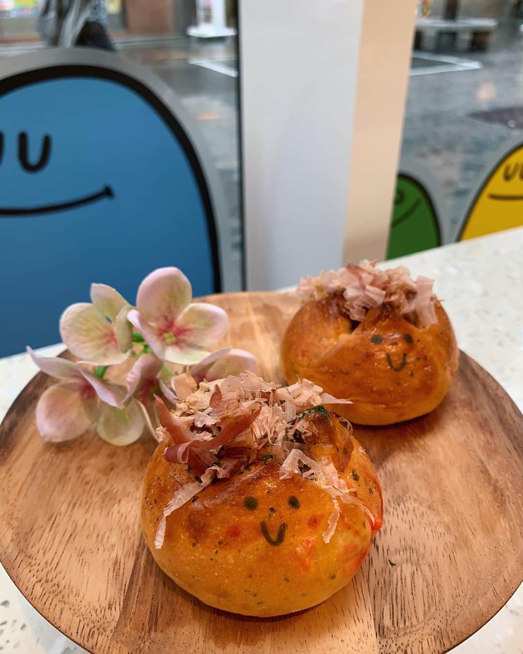 karen okajimaさんのインスタグラム写真 - (karen okajimaInstagram)「ㅤㅤㅤ  明日オープンの奈雪の茶さんへ 一足早めに行ってきたよ〜💞 店内がめっちゃ可愛いの〜✨✨  私はいちごチーズティーと 奈雪オレンジジャスミンと クリームパンとたこ焼きパンと タピオカミルクティーと カスタードシリーズを頂いたんやけど どれもめっちゃ美味しかった〜💓✌️  ㅤㅤㅤ  大阪限定のたこ焼きパンが可愛くて 美味しかったからお気に入り😘  明日の７月４日から１０日の間に ドリンク一杯お買い上げで、 パン一個無料のキャンペーンを やるみたいだよ〜っ😍❤️  ㅤㅤㅤ  明日の11時オープンやから ぜひ行ってみて〜😋🧡  ㅤㅤㅤ  #奈雪の茶 #フルーツティー #日本初上陸 #pr #グルメ岡島 #岡島かれん #道頓堀カフェ #心斎橋カフェ #大阪カフェ #ゼロゲート」7月3日 20時04分 - karenokajima0318